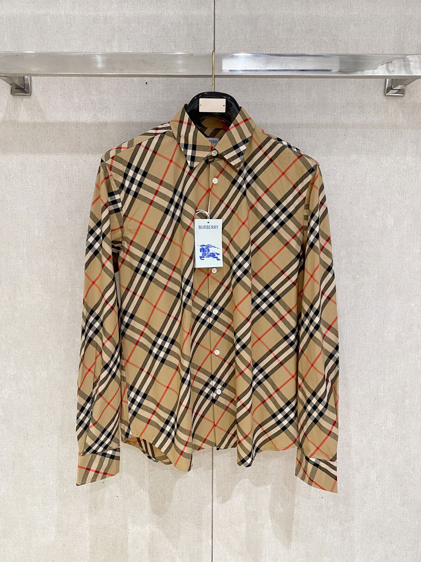 NO:540646,Burberry 2025ss spring and summer fashion short-sleeved shirt, trading company channel goods, perfect appearance, belonging to the cabinet level, predictable hot product, high-end custom imported long-length cotton fabric, master-level tailoring, invincible texture, excellent skin-friendly, very outstanding aesthetic design, exquisite craftsmanship, smooth lines, perfect matching!  Easy to upgrade the sense of fashion, with high recognition, excellent upper body effect, extremely exquisite workmanship, neat and meticulous routes, and can be matched for business or daily leisure!  Counter size M-2XL, burberry,shirts,T-shirt,alexander wang19860909巴宝莉 2025ss春夏时尚大爆款短袖衬衫,贸易公司渠道货,品相完美如斯,属于入柜级别,可预见性的爆款,高级定制进口长绒棉面料,大师级剪裁,质感无敌,亲肤性极佳,非常出彩的美学设计,工艺精湛,线条流畅,完美搭配！轻松将时髦感进阶,有着高强辨识度,上身效果超赞,做工极为考究严谨,走线工整细致,商务抑或日常休闲均可搭配！专柜尺码 M-2XL,,burberry,shirts,T-shirt,alexander wang,Men's clothing