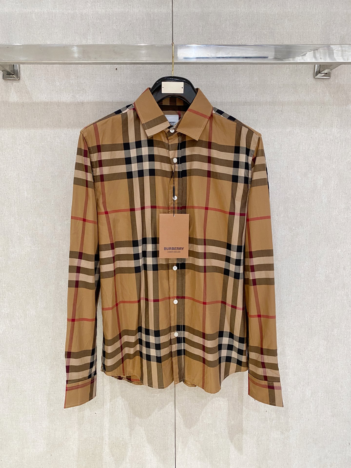 NO:540650,Burberry 2025ss spring and summer fashion short-sleeved shirt, trading company channel goods, perfect appearance, and a predictable hit, high-end customized imported long-length cotton fabric, master-level tailoring, invincible texture, excellent skin-friendly, very outstanding aesthetic design, exquisite craftsmanship, smooth lines, perfect matching!  Easy to upgrade the sense of fashion, with high recognition, excellent upper body effect, extremely exquisite workmanship, neat and meticulous routes, and can be matched for business or daily leisure!  Counter size M-2xl….., burberry,shirts,T-shirt,alexander wang19860909巴宝莉 2025ss春夏时尚大爆款短袖衬衫,贸易公司渠道货,品相完美如斯,属于入柜级别,可预见性的爆款,高级定制进口长绒棉面料,大师级剪裁,质感无敌,亲肤性极佳,非常出彩的美学设计,工艺精湛,线条流畅,完美搭配！轻松将时髦感进阶,有着高强辨识度,上身效果超赞,做工极为考究严谨,走线工整细致,商务抑或日常休闲均可搭配！专柜尺码 M-2xl…..,,burberry,shirts,T-shirt,alexander wang,Men's clothing