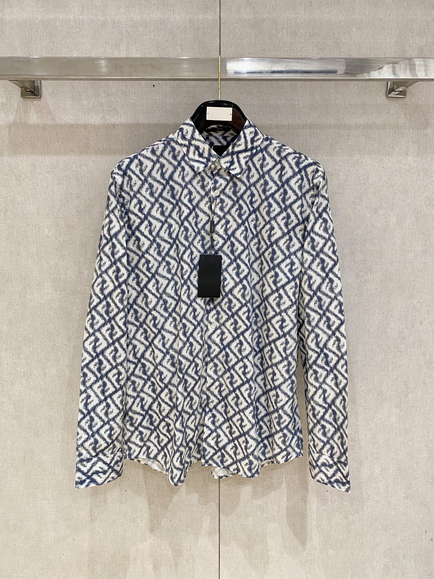 NO:540652,Fendi 2025ss spring and summer fashion short-sleeved shirts, trading company channel goods, perfect quality, belonging to the cabinet level, predictable hot product, high-end customized imported long-length cotton fabric, master-level tailoring, invincible texture, excellent skin-friendly, very outstanding aesthetic design, exquisite craftsmanship, smooth lines, perfect matching!  Easy to upgrade the sense of fashion, with high recognition, excellent upper body effect, extremely exquisite workmanship, neat and meticulous routes, and can be matched for business or daily leisure!  Counter size M-2xl…..,,fendi,shirts,T-shirt,alexander wang19860909芬迪 2025ss春夏时尚大爆款短袖衬衫,贸易公司渠道货,品相完美如斯,属于入柜级别,可预见性的爆款,高级定制进口长绒棉面料,大师级剪裁,质感无敌,亲肤性极佳,非常出彩的美学设计,工艺精湛,线条流畅,完美搭配！轻松将时髦感进阶,有着高强辨识度,上身效果超赞,做工极为考究严谨,走线工整细致,商务抑或日常休闲均可搭配！专柜尺码 M-2xl…..,,fendi,shirts,T-shirt,alexander wang,Men's clothing