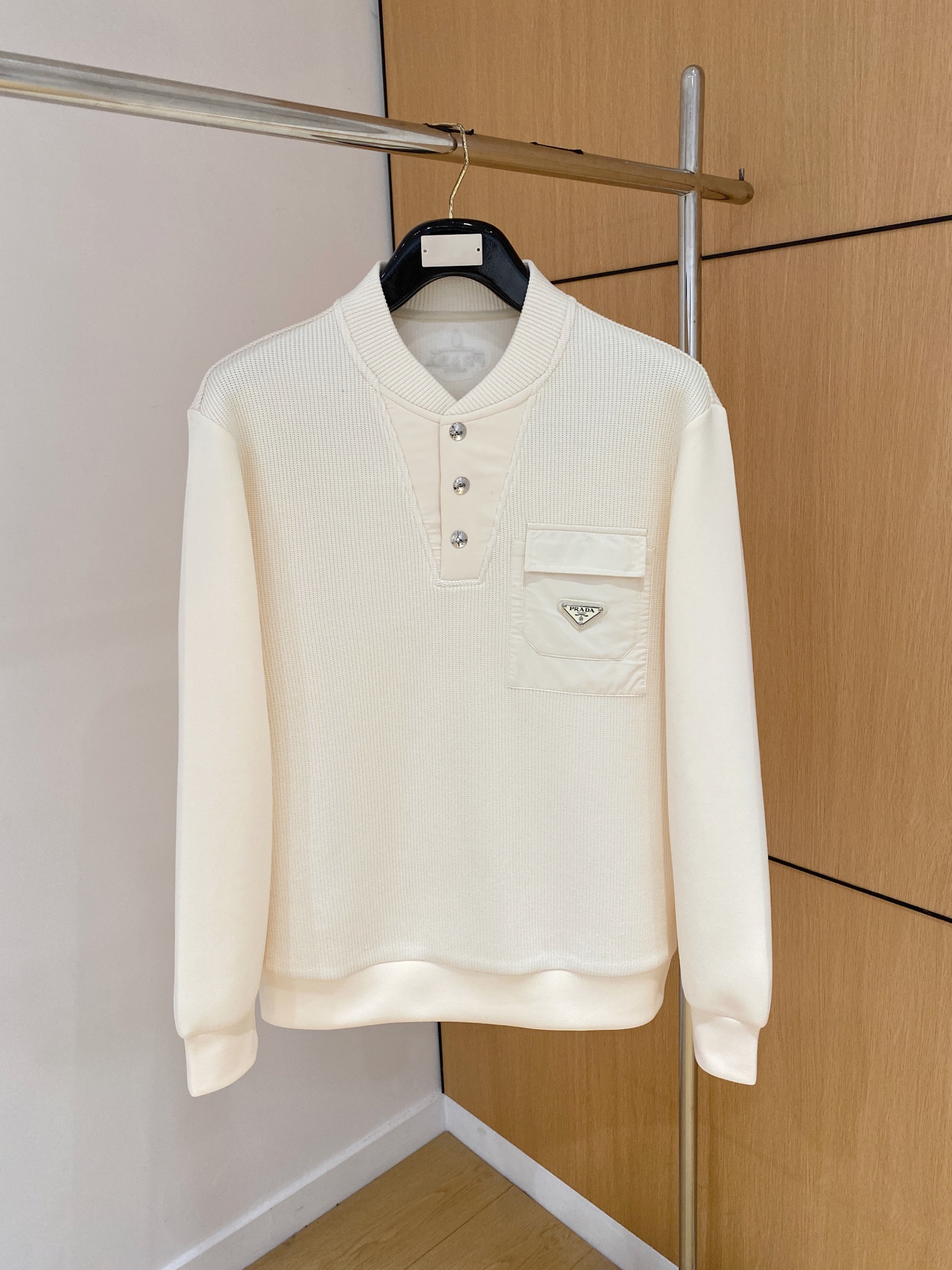 NO:530533,.Prada 2025 Autumn and Winter wool blended pullover knit sweatshirt Geometric leather-patched pocket design is very highlighted, logo letter buttons highlight the texture in details The overall design is fashionable and gives a modern sense of tailoring, the neckline slightly fits the neck, making the overall upper body look younger and more fashionable. The fabric is made of customer-supplied wool blended material, which is easy to care for. The surface has a wool texture. The upper body is comfortable and warm, and it looks high-end. It also has a very crisp feeling. Color Black, brown, gray, code M-3XL, try on 172- Wear L size slim feel, prada, hoodie, sweatshirts, alexander wang19860909.普拉达 2025秋冬 羊毛混纺套头针织卫衣 几何拼皮的口袋设计 很有亮点,标志字母纽扣 细节上凸显质感 整体设计上身时尚而赋予现代气息感合体的剪裁,领口微微贴合颈部,让整体上身更显年轻时尚 , 面料采用客供定织羊毛混纺材质 有着易打理的特点 表面有着羊毛质感 上身舒适保暖 ,显高档的同时 又有很好挺括感 颜色 黑色 咖色 灰色 码数M-3XL 试穿172- 穿L码修身感,,prada,hoodie,sweatshirts,alexander wang,Men's clothing