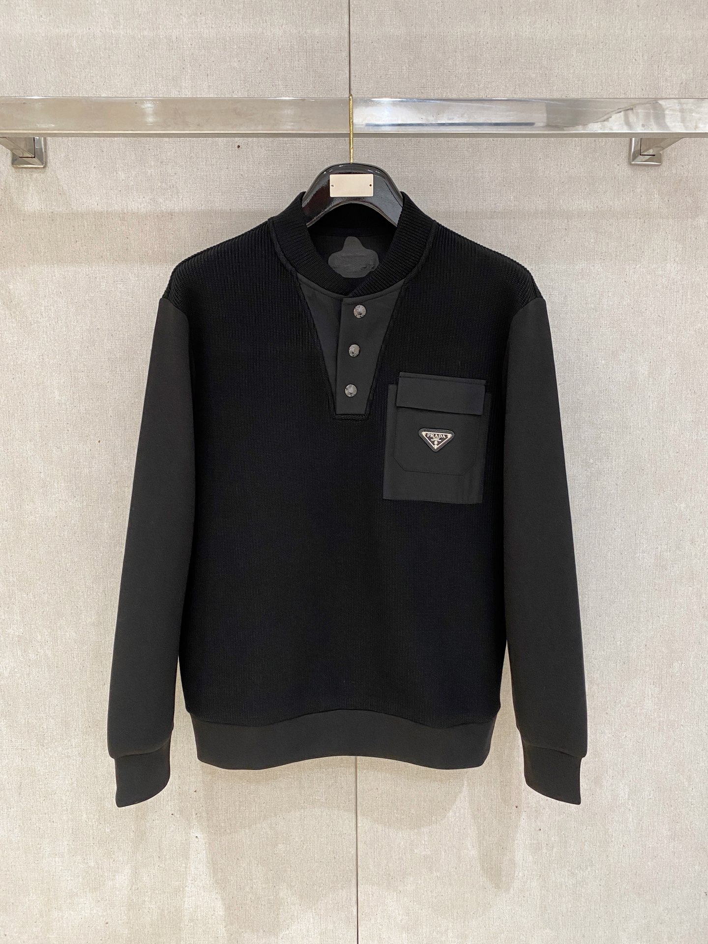 NO:538072,.Prada. Autumn and winter wool-blend pullover knit sweatshirt geometric leather-patched pocket design is very highlighted, logo letter buttons highlight the texture in details. The overall design is fashionable and gives a modern sense of tailoring. The neckline is slightly fitted to the neck, making the overall upper body look younger and more fashionable. The fabric is made of customer-supplied wool blend material. It has easy to care for. The surface has a wool texture. The upper body is comfortable and warm, which looks high-end and has a very crisp feeling. Color Black, brown, gray, code M-3XL, try on 172-148, wear L size slim feeling,,prada,hoodie,sweatshirts,alexander wang19860909.普拉达.秋冬 羊毛混纺套头针织卫衣 几何拼皮的口袋设计 很有亮点,标志字母纽扣 细节上凸显质感 整体设计上身时尚而赋予现代气息感合体的剪裁,领口微微贴合颈部,让整体上身更显年轻时尚 , 面料采用客供定织羊毛混纺材质 有着易打理的特点 表面有着羊毛质感 上身舒适保暖 ,显高档的同时 又有很好挺括感 颜色 黑色 咖色 灰色 码数M-3XL 试穿172-148 穿L码修身感,,prada,hoodie,sweatshirts,alexander wang,Men's clothing