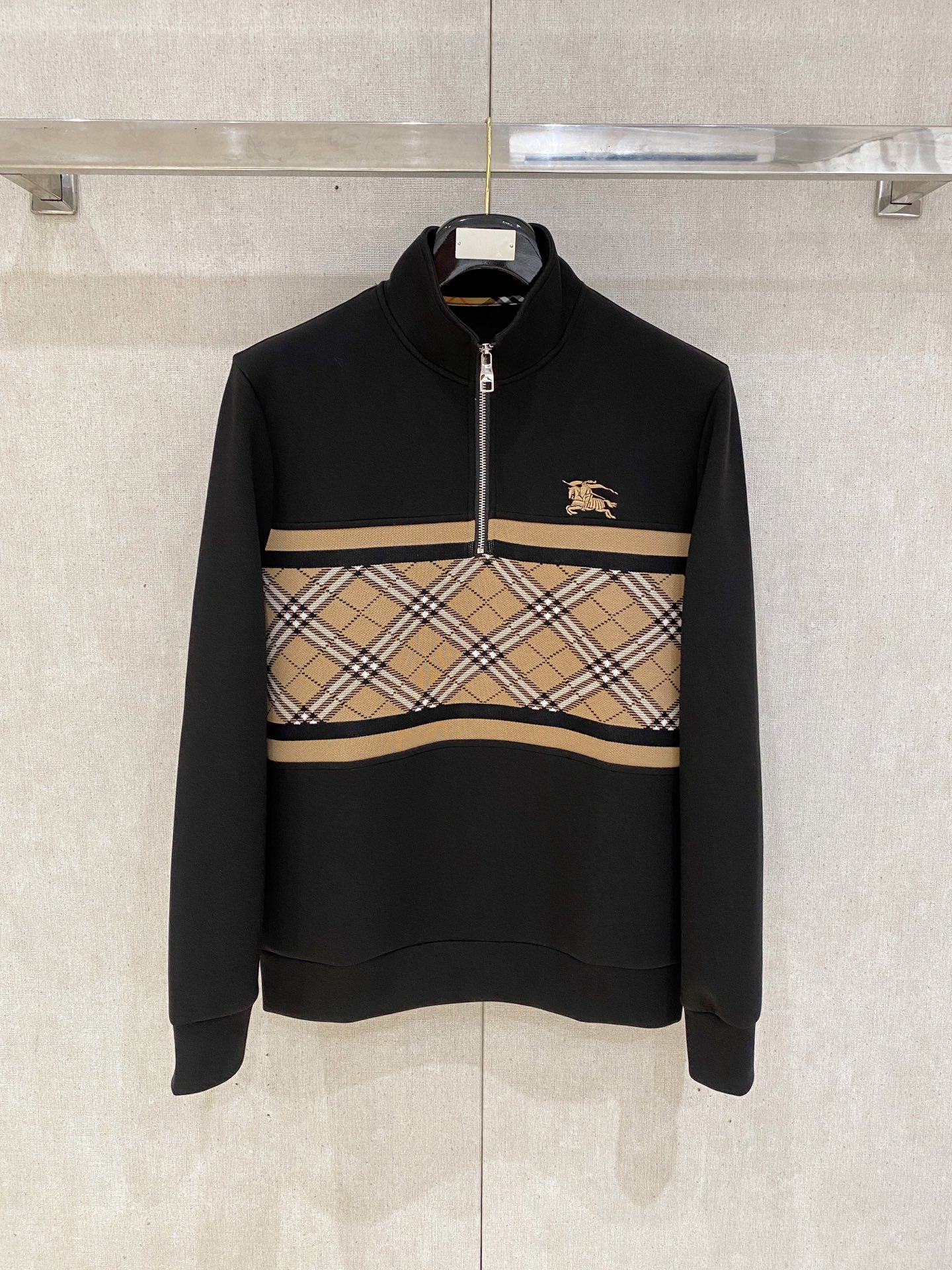 NO:538370,Burberry 2025 Autumn and Winter wool blended pullover knit sweatshirt Geometric leather-patched pocket design is very highlighted, logo letter buttons highlight the texture in details The overall design is fashionable and gives a modern sense of tailoring, the neckline slightly fits the neck, making the overall upper body look younger and more fashionable. The fabric is made of customer-supplied wool blended material, which is easy to care for. The surface has a wool texture. The upper body is comfortable and warm, and it looks high-end. It also has a very crisp feeling. Color Black, brown, gray, code M-3XL, try on 172-148, wear L size slim feeling, burberry, hoodie, sweatshirts, alexander wang19860909.巴宝莉 2025秋冬 羊毛混纺套头针织卫衣 几何拼皮的口袋设计 很有亮点,标志字母纽扣 细节上凸显质感 整体设计上身时尚而赋予现代气息感合体的剪裁,领口微微贴合颈部,让整体上身更显年轻时尚 , 面料采用客供定织羊毛混纺材质 有着易打理的特点 表面有着羊毛质感 上身舒适保暖 ,显高档的同时 又有很好挺括感 颜色 黑色 咖色 灰色 码数M-3XL 试穿172-148 穿L码修身感,,burberry,hoodie,sweatshirts,alexander wang,Men's clothing