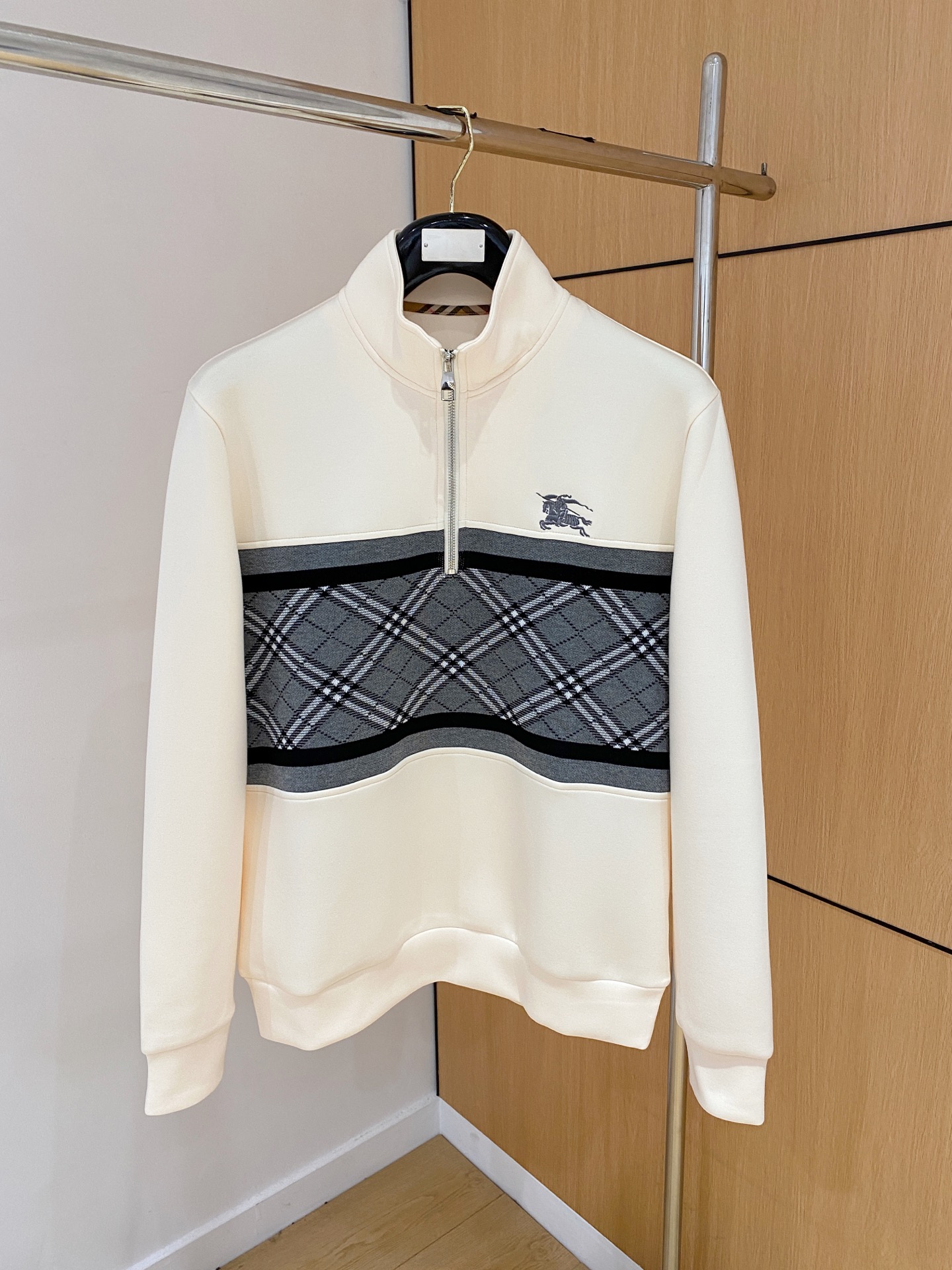 NO:530536,.Burberry* 2025 Fall and Winter Geometric splicing design is very highlighted, the logo letter embroidery details highlight the texture. The overall design is fashionable and gives a modern sense of tailoring. The neckline is slightly fitted to the neck, making the overall upper body look younger and more fashionable. The fabric is made of customer-supplied fixed sweatshirt fabric. It has the characteristics of easy-to-maintenance. The surface has a wool texture. The upper body is comfortable and warm, and it looks high-end. It also has a very crisp feeling. Color Black, brown, gray, code M-3XL, try on 172- Wear L size slim feel, burberry, hoodie, sweatshirts, alexander wang19860909.巴宝莉*2025秋冬 几何拼接的设计 很有亮点,标志字母刺绣细节上凸显质感 整体设计上身时尚而赋予现代气息感合体的剪裁,领口微微贴合颈部,让整体上身更显年轻时尚 , 面料采用客供定织卫衣面料 有着易打理的特点 表面有着羊毛质感 上身舒适保暖 ,显高档的同时 又有很好挺括感 颜色 黑色 咖色 灰色 码数M-3XL 试穿172- 穿L码修身感,,burberry,hoodie,sweatshirts,alexander wang,Men's clothing