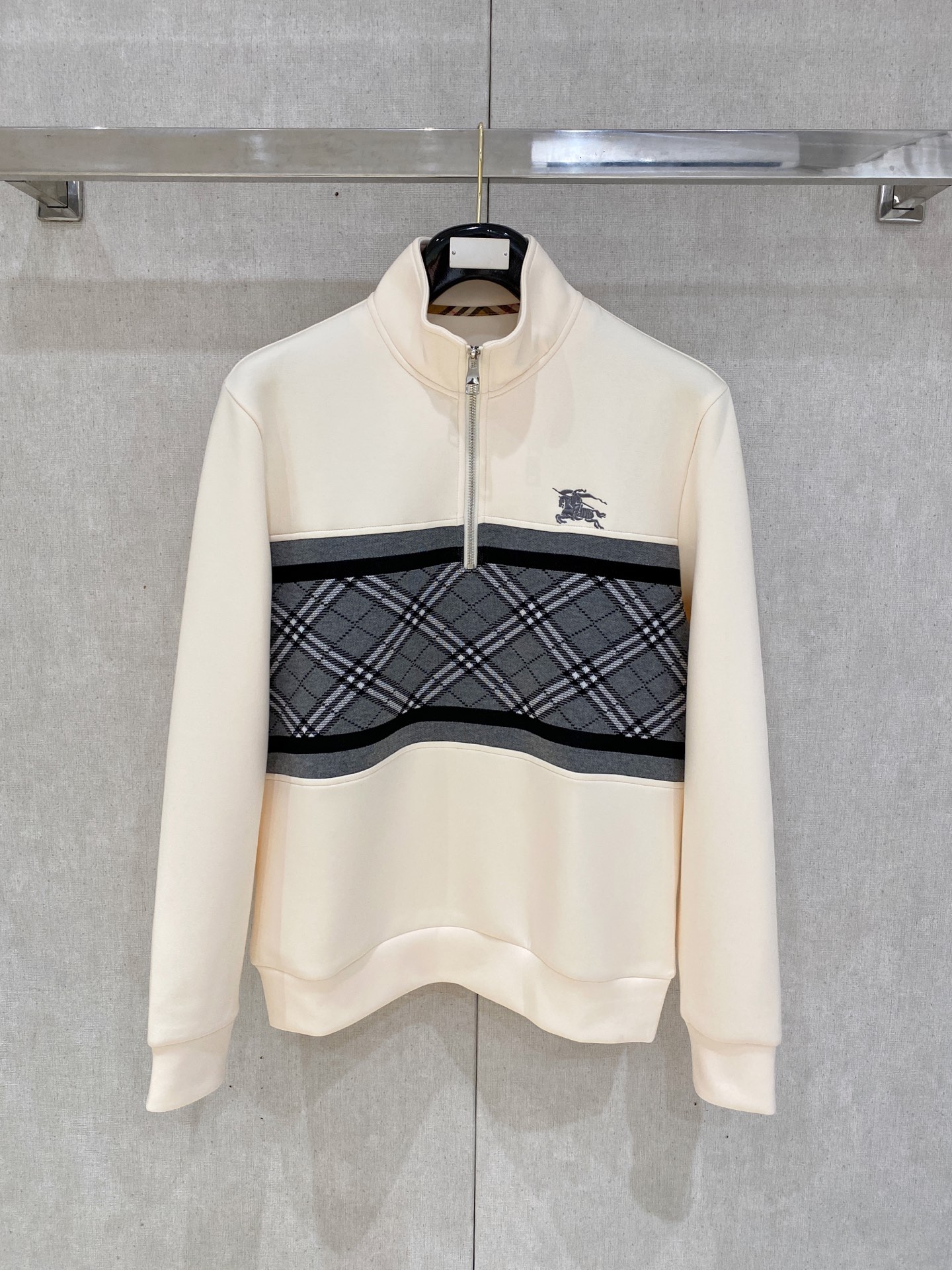 NO:538075,Burberry Autumn and winter wool-blend pullover knit sweatshirt geometric leather-patched pocket design is very highlighted, logo letter buttons highlight the texture in details The overall design is fashionable and gives a modern sense of tailoring, the neckline slightly fits the neck, making the overall upper body look younger and fashionable. The fabric is made of customer-supplied wool blend material, which is easy to care for. The surface has a wool texture. The upper body is comfortable and warm, and it looks high-end. It also has a very crisp feeling. Color Black, brown, gray, code M-3XL, try on 172-148, wear L size slim feeling, burberry, hoodie, sweatshirts, alexander wang19860909.巴宝莉 秋冬 羊毛混纺套头针织卫衣 几何拼皮的口袋设计 很有亮点,标志字母纽扣 细节上凸显质感 整体设计上身时尚而赋予现代气息感合体的剪裁,领口微微贴合颈部,让整体上身更显年轻时尚 , 面料采用客供定织羊毛混纺材质 有着易打理的特点 表面有着羊毛质感 上身舒适保暖 ,显高档的同时 又有很好挺括感 颜色 黑色 咖色 灰色 码数M-3XL 试穿172-148 穿L码修身感,,burberry,hoodie,sweatshirts,alexander wang,Men's clothing