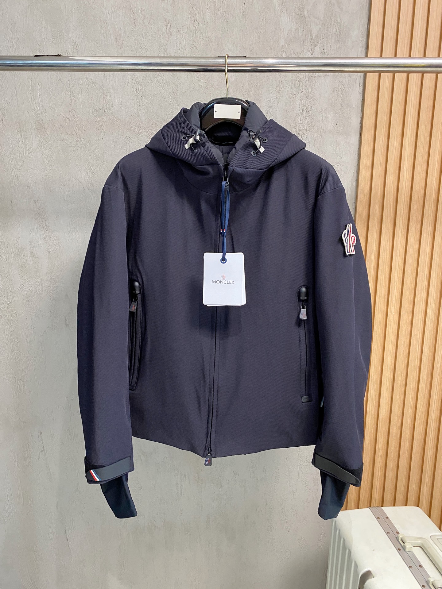 NO:527821,Moncler/Shield Autumn and Winter Men's Praz Drawstring Hood Short Down Jacket Praz Drawstring Hood Short Down Jacket is one of the Moncler/Shield Autumn and Winter Men's Clothing Series. Its main color is black, and it is both fashionable and practical. This Praz Down Jacket is designed with a black jacket, which is simple and yet atmospheric. Its unique drawstring hood design not only adds a sense of fashion, but also provides the wearer with additional warmth in the cold wind. The short cut highlights the ability and neatness of men. The jacket uses a customized elastic knit thick warm fabric, which not only has excellent warmth performance, but also has good elasticity and wear resistance. The customized knitting process makes the fabric tighter and effectively prevents the invasion of cold air. The inner part is filled with high-quality 90 white goose down, ensuring the warmth performance of the jacket  The main color of black makes the jacket more classic and versatile. Whether in formal occasions or casual time, it can easily match fashionable styles. Its custom elastic knit thick and warm fabric and unique design style make it stand out among many down jackets and become the first choice for men in autumn and winter. 24018 Size data: (1 2 3 4) Size 1 shoulder width 55cm-bust 122cm-length 68cm-sleeve length 64 Size 2 shoulder width 56cm-bust 126cm-length 69cm-sleeve length 65 Size 3 shoulder width 57cm-bust 130cm-length 70cm-sleeve length 66 Size 4 shoulder width 58cm-bust 134cm-length 71cm-sleeve length 67 Size recommended (standard version)  Height is 175-150 catties, it is suitable to try on 2 sizes!  Boys weigh less than 140 catties, choose 1 size, 2 sizes for 140-150 catties, 3 sizes for 155-180 catties, 4 sizes for 170-190 catties, and 1 size for all girls!  ,,prada,Moncler,jackets & coats,jackets & coats,down jacket,hats,alexander wang19860909Moncler/蒙口秋冬男装Praz抽绳风帽短款羽绒夹克Praz抽绳风帽短款羽绒夹克是Moncler/蒙口秋冬男装系列中的一款,以黑色为主色调,兼具时尚与实用性. 这款Praz羽绒夹克采用黑色外套设计,简约而不失大气.其独特的抽绳风帽设计,不仅增添了时尚感,还能在寒风中为佩戴者提供额外的保暖效果.短款剪裁更是凸显男性的干练与利落. 外套采用定制弹力针织厚实保暖面料,这种面料不仅具有出色的保暖性能,还具有较好的弹性和耐磨性.定制的针织工艺使得面料更加紧密,有效防止冷空气的侵入. 内里采用高质量的90白鹅羽绒填充,保证了外套的保暖性能 以黑色为主色调,使得外套更加经典百搭.无论是在正式场合还是休闲时光,都能轻松搭配出时尚的造型.其定制弹力针织厚实保暖面料和独特的设计风格使得它在众多羽绒外套中脱颖而出,成为男性秋冬季节的首选单品. 24018尺码数据:(1 2 3 4) 1码肩宽55cm-胸围122cm-衣长68cm-袖长64 2码肩宽56cm-胸围126cm-衣长69cm-袖长65 3码肩宽57cm-胸围130cm-衣长70cm-袖长66 4码肩宽58cm-胸围134cm-衣长71cm-袖长67 尺码推荐（标准版型） 身高175-150斤,试穿2码合适！ 男生体重140斤以内选择1码,140-150斤选择2码,155-180斤选择3码,170-190斤选择4码, 女生全部选择1码即可！,,prada,Moncler,jackets & coats,jackets & coats,down jacket,hats,alexander wang,Men's clothing