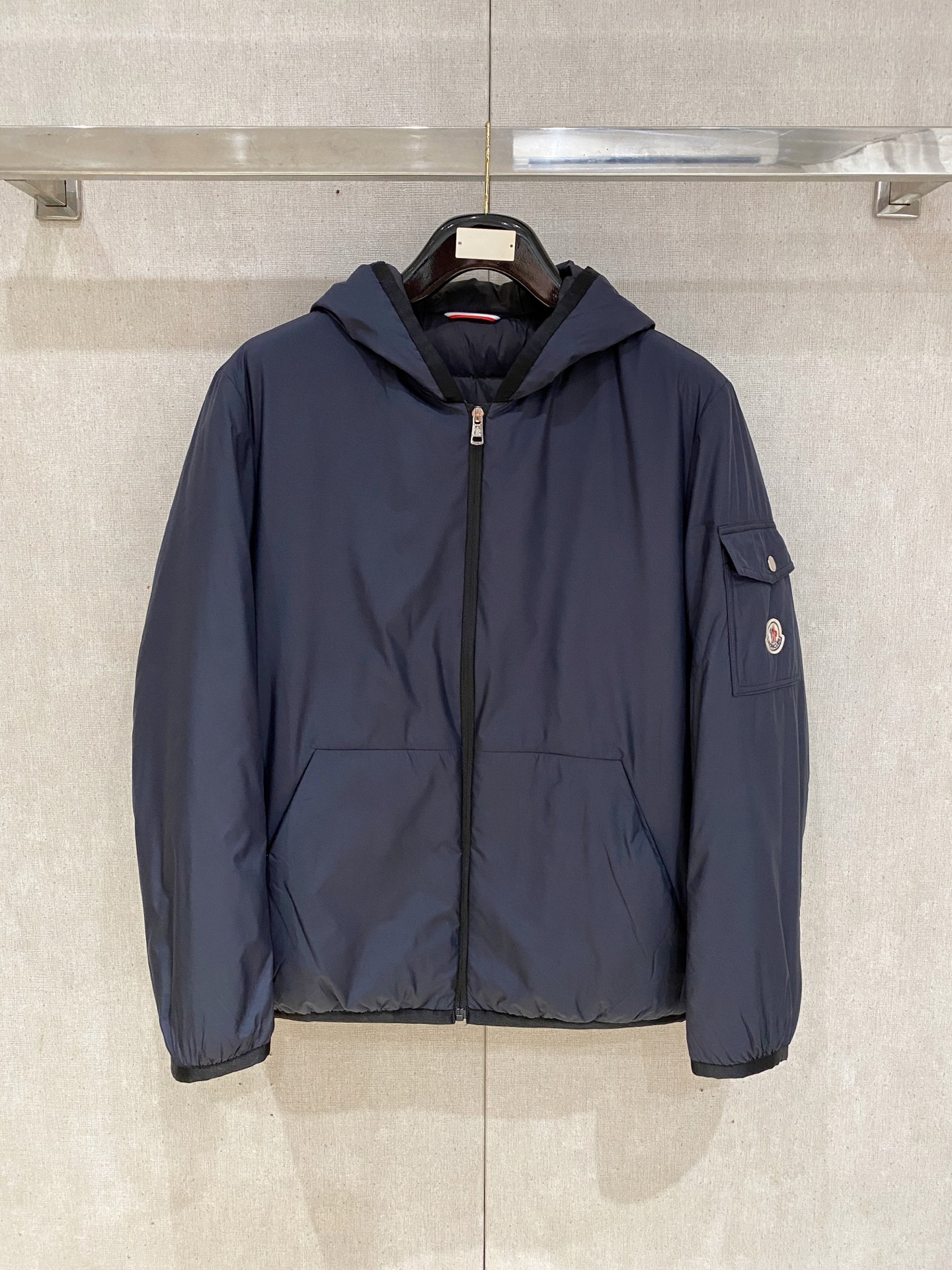 NO:537932,M-home autumn and winter men's Praz drawstring hood short down jacket Praz drawstring hood short down jacket is one of the autumn and winter men's clothing series. Its main color is black and has both fashion and practicality. This Praz down jacket is designed with a black jacket, which is simple and yet atmospheric. Its unique drawstring hood design not only adds a sense of fashion, but also provides the wearer with an additional warmth effect in the cold wind. The short tailoring highlights the ability and neatness of men. The jacket uses a customized elastic knit thick warm fabric, which not only has excellent warmth performance, but also has good elasticity and wear resistance. The customized knitting process makes the fabric tighter and effectively prevents the invasion of cold air. The inner part is filled with high-quality 90 white goose down, ensuring the warmth performance of the jacket.  The main color of black makes the jacket more classic and versatile. Whether in formal occasions or casual time, it can easily match fashionable styles. Its custom elastic knit thick and warm fabric and unique design style make it stand out among many down jackets and become the first choice for men in autumn and winter. Size data: M, L, XL, XXL, XXXL, prada, jackets & coats, jackets & coats, down jacket, hats, alexander wang19860909m家秋冬男装Praz抽绳风帽短款羽绒夹克Praz抽绳风帽短款羽绒夹克是秋冬男装系列中的一款,以黑色为主色调,兼具时尚与实用性. 这款Praz羽绒夹克采用黑色外套设计,简约而不失大气.其独特的抽绳风帽设计,不仅增添了时尚感,还能在寒风中为佩戴者提供额外的保暖效果.短款剪裁更是凸显男性的干练与利落. 外套采用定制弹力针织厚实保暖面料,这种面料不仅具有出色的保暖性能,还具有较好的弹性和耐磨性.定制的针织工艺使得面料更加紧密,有效防止冷空气的侵入. 内里采用高质量的90白鹅羽绒填充,保证了外套的保暖性能 以黑色为主色调,使得外套更加经典百搭.无论是在正式场合还是休闲时光,都能轻松搭配出时尚的造型.其定制弹力针织厚实保暖面料和独特的设计风格使得它在众多羽绒外套中脱颖而出,成为男性秋冬季节的首选单品. 尺码数据:M,L,XL,XXL,XXXL,,prada,jackets & coats,jackets & coats,down jacket,hats,alexander wang,Men's clothing