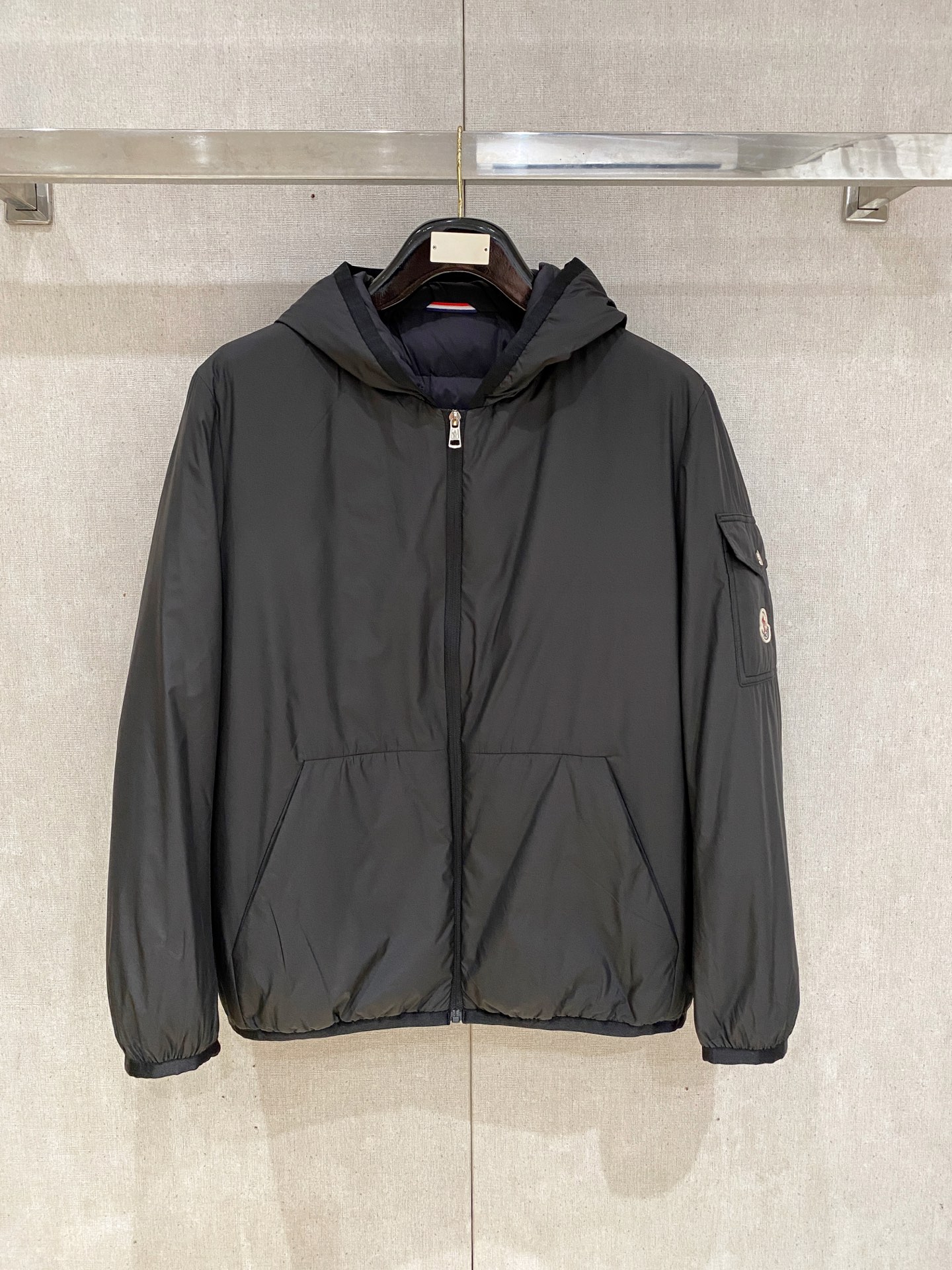 NO:537933,M home autumn and winter men's Praz drawstring hood short down jacket Praz drawstring hood short down jacket is one of the autumn and winter men's clothing series, with black as the main color, both fashion and practical. This Praz down jacket is designed with a black jacket, simple and yet atmospheric. Its unique drawstring hood design not only adds a sense of fashion, but also provides the wearer with an additional warmth effect in the cold wind. The short tailoring highlights the ability and neatness of men. The jacket uses a customized elastic knit thick warm fabric, which not only has excellent warmth performance, but also has good elasticity and wear resistance. The customized knitting process makes the fabric tighter and effectively prevents the invasion of cold air. The inner part is filled with high-quality 90 white goose down, ensuring the warmth performance of the jacket  The main color of black makes the jacket more classic and versatile. Whether in formal occasions or casual time, it can easily match fashionable styles. Its custom elastic knit thick and warm fabric and unique design style make it stand out among many down jackets and become the first choice for men in autumn and winter. Size data: M, L, XL, XXL, XXXL, prada, jackets & coats, jackets & coats, down jacket, hats, alexander wang19860909M家秋冬男装Praz抽绳风帽短款羽绒夹克Praz抽绳风帽短款羽绒夹克是秋冬男装系列中的一款,以黑色为主色调,兼具时尚与实用性. 这款Praz羽绒夹克采用黑色外套设计,简约而不失大气.其独特的抽绳风帽设计,不仅增添了时尚感,还能在寒风中为佩戴者提供额外的保暖效果.短款剪裁更是凸显男性的干练与利落. 外套采用定制弹力针织厚实保暖面料,这种面料不仅具有出色的保暖性能,还具有较好的弹性和耐磨性.定制的针织工艺使得面料更加紧密,有效防止冷空气的侵入. 内里采用高质量的90白鹅羽绒填充,保证了外套的保暖性能 以黑色为主色调,使得外套更加经典百搭.无论是在正式场合还是休闲时光,都能轻松搭配出时尚的造型.其定制弹力针织厚实保暖面料和独特的设计风格使得它在众多羽绒外套中脱颖而出,成为男性秋冬季节的首选单品. 尺码数据:M,L,XL,XXL,XXXL,,prada,jackets & coats,jackets & coats,down jacket,hats,alexander wang,Men's clothing