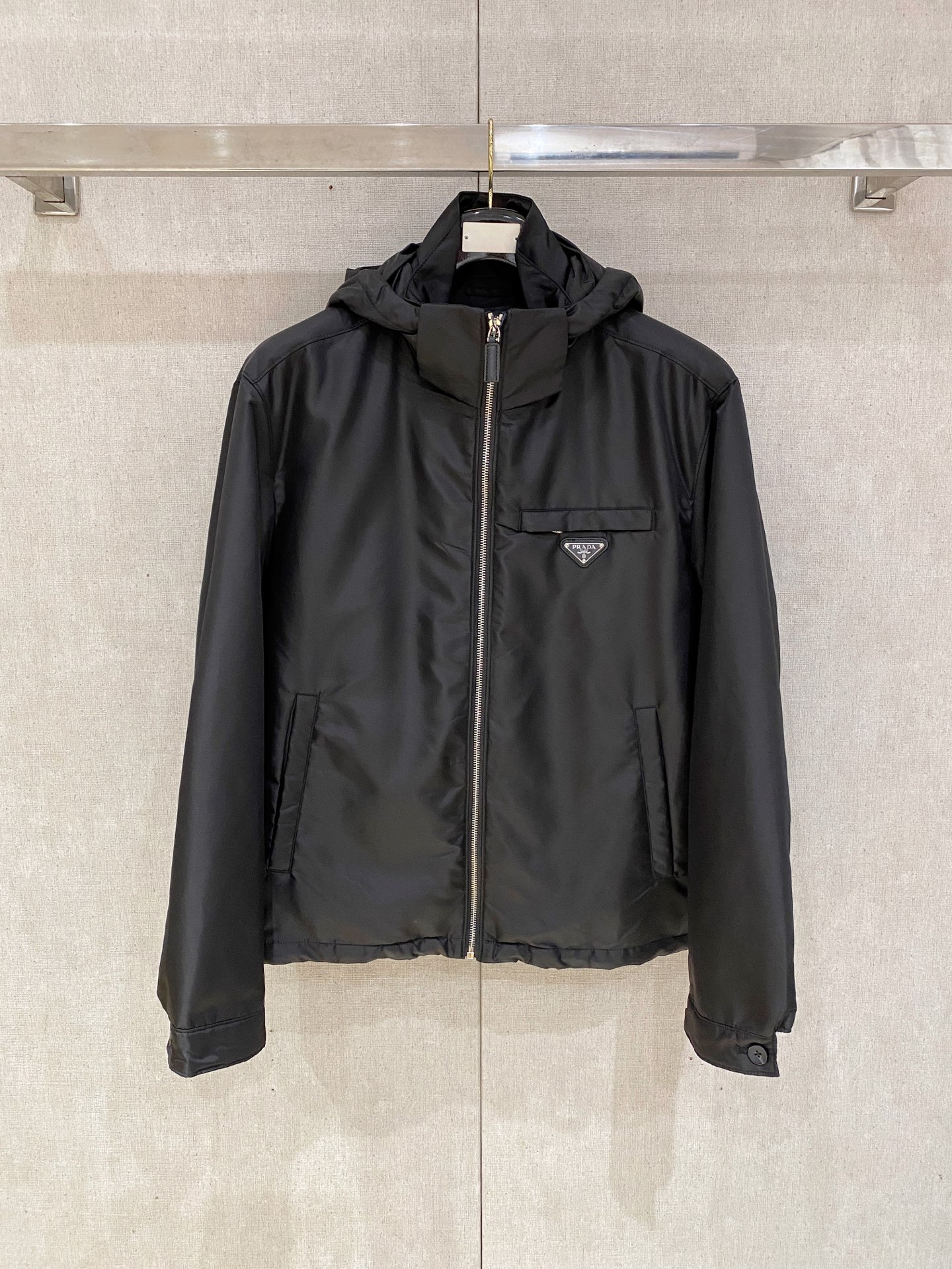 NO:954540,Prada technical cotton jacket. Original factory package Product details Prada's iconic triangle ogo embellishes this down jacket made of technical lightweight tear-resistant fabric. The body is full of modern charm and interprets streetwear style; To ensure the sustainable care of the product, maintain its characteristics and reduce its impact on the environment, it is recommended not to wash the product frequently, let it dry naturally after each use, and entrust a professional environmentally friendly dry cleaner for dry cleaning. Loose fit Straight-cut sleeves Zipper closure  Zippered welt pockets Dropped shoulders Straight hem Goose down lining Classic triangle logo on the front Size48-56, prada, jackets & coats, down jacket,19860909Prada 科技棉衣外套.原厂配套 产品详情 Prada标志性的三角标ogo,装点这款科技轻质抗撕裂面料羽绒外套.衣身弥漫摩登魅力,诠释街头着装风格； 为确保产品的可持续护理,保持其特性并减少其对环境的影响,建议不要频繁清洗产品,每次使用后让其自然晾干,并委托专业的环保干洗店进行干洗. 宽松版型 直裁衣袖 拉链拉合 拉链式嵌线袋 落肩设计 直裁下摆 ,鹅绒加衬 正面经典三角标 Size48-56,,prada,jackets & coats,down jacket,,Men's clothing