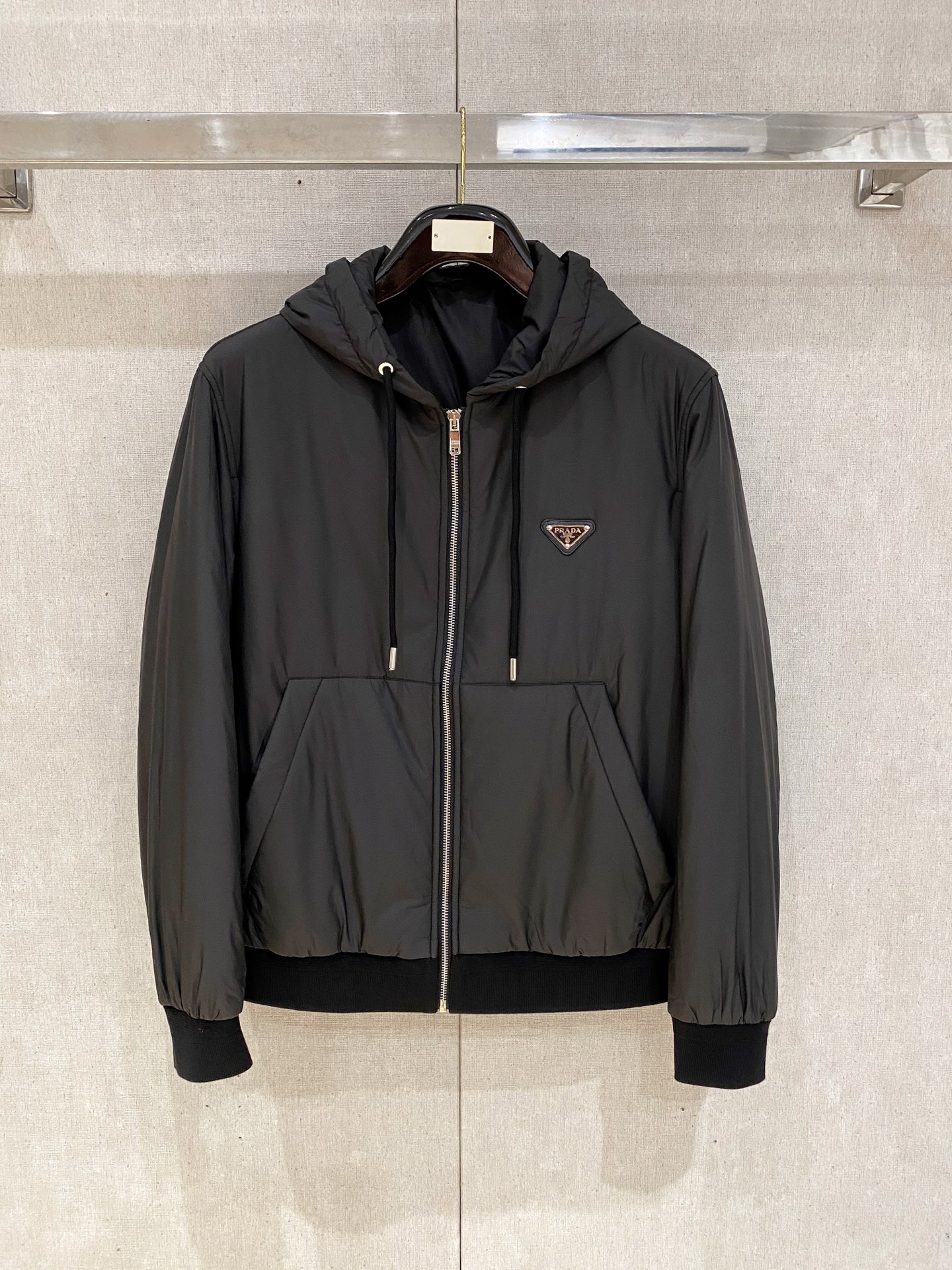 NO:537935,P home autumn and winter men's Praz drawstring short cotton jacket Praz drawstring short jacket is one of the autumn and winter men's clothing series. It is mainly black tone and is both fashionable and practical. This Praz jacket is designed with a black jacket, which is simple and yet atmospheric. Its unique drawstring style hood design not only adds a sense of fashion, but also provides the wearer with an additional warmth effect in the cold wind. The short cut highlights the ability and neatness of men. The jacket uses a customized elastic knit thick warm fabric. This fabric not only has excellent warmth performance, but also has good elasticity and wear resistance. The customized knitting process makes the fabric tighter and effectively prevents the invasion of cold air.  The main color of black makes the jacket more classic and versatile. Whether in formal occasions or casual time, it can easily match fashionable styles. Its custom elastic knit thick and warm fabric and unique design style make it stand out among many coats and become the first choice for men in autumn and winter. Size data: M, L, XL, XXL, XXXL, prada, jackets & coats, jackets & coats, hats, alexander wang19860909P家秋冬男装Praz抽绳风帽短款棉衣夹克Praz抽绳风帽短款夹克是秋冬男装系列中的一款,以黑色为主色调,兼具时尚与实用性. 这款Praz夹克采用黑色外套设计,简约而不失大气.其独特的抽绳风帽设计,不仅增添了时尚感,还能在寒风中为佩戴者提供额外的保暖效果.短款剪裁更是凸显男性的干练与利落. 外套采用定制弹力针织厚实保暖面料,这种面料不仅具有出色的保暖性能,还具有较好的弹性和耐磨性.定制的针织工艺使得面料更加紧密,有效防止冷空气的侵入. 以黑色为主色调,使得外套更加经典百搭.无论是在正式场合还是休闲时光,都能轻松搭配出时尚的造型.其定制弹力针织厚实保暖面料和独特的设计风格使得它在众多外套中脱颖而出,成为男性秋冬季节的首选单品. 尺码数据:M,L,XL,XXL,XXXL,,prada,jackets & coats,jackets & coats,hats,alexander wang,Men's clothing