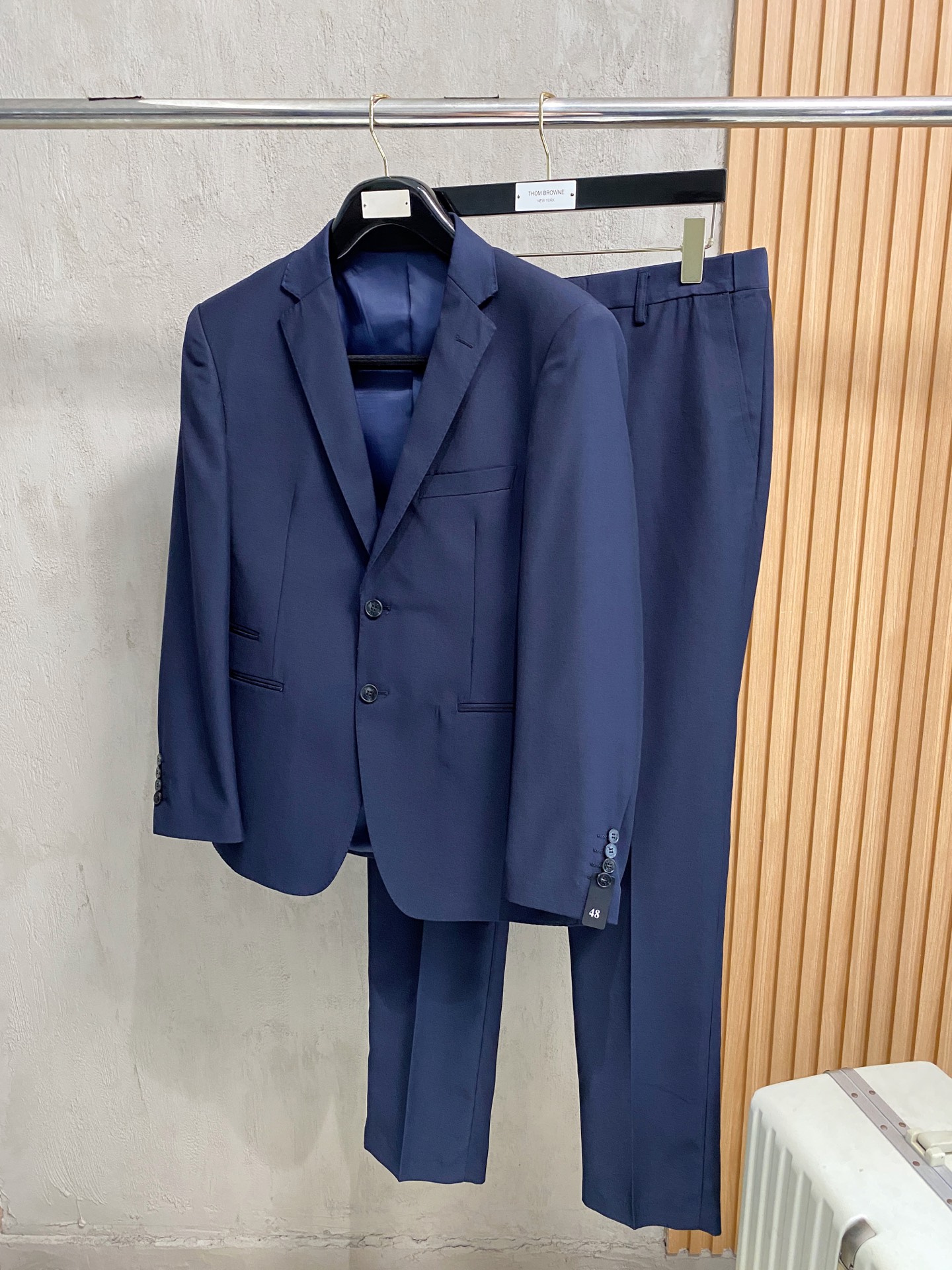 NO:571522,New product) H/Majia men's high-end business wool suit (exclusive storage bag), the best product from the trading company channel, high-end luxury top-notch product, the official new product of F/W autumn and winter in 25 years, the top product of the year!  !  An extremely luxurious platinum-level item with great investment value and significance. The suit is an irresistible piece of equipment for men. It is the best tool to enhance taste and style. It is a must-have item for the wardrobe. It is a killer tool for styling when out on the street. It is a business card to measure a man's taste!  The true essence of the H family's products lies in high-end and simplicity, which belongs to its unique aesthetic culture and is also full of its own charming attributes. It is quite sophisticated in terms of design, craftsmanship and materials. The pursuit of quality is very rigorous and demanding, and every detail is used to prove its brand image!  The overall shape design follows the modern minimalist tone of the H family, with a fashionable two-button design, simple fake pocket details, and Spanish natural horn buttons. Each button has a unique texture structure and is engraved with brand letters. It is very delicate and flattering. It is a soulful close-up. The whole body is clean and neat. The upper body can easily highlight the temperament and fashion sense. It is both capable and handsome but also casual and comfortable!  Fabric: The top-grade Merino wool raw material imported from Australia is exclusively supplied by Achill Ranch. The fabric is high-density and fine. It has been certified by the World Wool Bureau and has a fiber coefficient of 12 MILMIL. It is the pinnacle of high-end luxury fabrics. It is blended with a certain proportion of Tencel. The texture and comfort of the fabric are at its peak. The texture is smooth and delicate, and it has good non-iron and anti-wrinkle functions, and its ductility is very superior!  The level of craftsmanship inherits the rigor and sophistication of the Italians. The remarkably perfect hand-made buttonholes and hemming lines are all hand-sewn by the top tailor masters in the workshop. The arch needle stripes are neat and fine, impeccable and very ingenious. A finished suit generally needs to go through more than 400 rigorous processes, which is quite shocking!  The classic and versatile color matching can easily dominate many occasions. It is both elegant and harmonious. The outfit shows calmness, confidence and high-end aura. It can perform very well in workplace commuting, official negotiations, political and legal affairs, etc. It is the first choice for urban elite men!  The tailoring is incomparable, classic Italian modern business slim tailoring, every inch is in place, the shoulders and waistline are perfectly processed, the upper body is full of shape, capable and elegant, the lines are perfect, it is easy to highlight the temperament, it is an excellent styling tool for the dressing season!  Comes with a high-end dust bag. Size: M-XXXL size data. M size: bust 100cm - shoulder width 43cm - front length 70cm - back length 68cm - sleeve length 60.5cm - sleeve fat 19.2 cuffs 13.15. L size: chest 104cm - shoulder width 44cm - front length 72cm - back length 70cm - sleeve length 62cm.  - Sleeve fat 19.85, cuff 13.5 XL size: bust 108cm - shoulder width 45cm - front shirt length 74cm - back shirt length 72cm - sleeve length 63.5cm - sleeve fat 20.5 cuff 13.85 XXL size: bust 112cm - shoulder width 46cm - front shirt length 76cm - back shirt length 74cm - sleeve length 65cm   - Sleeve fat 21.15cm, cuffs 14.2  L code: waist 84cm - hip 102cm - leg 31cm - crotch 31cm - pants length 112cm XL code: waist 88cm - hips 105.2cm - legs 31.8cm - crotch 32cm - pants length 115cm   XXL code: waist circumference 92cm - hip circumference 108.4cm - leg circumference 32.6cm - crotch position 33cm - pants length 117cm19860909新品)H/马家男士高端商务羊毛西服套装（专属收纳袋装）贸易公司渠道臻品,高奢顶尖品鉴货,25年F/W秋冬官方新品,年度殿堂级TOP产物！！ 极为奢华的一款白金级单品,非常具有投资价值和意义,西装对于男人属于无法抗拒的装备,属于提升品味和格调的最佳利器,属于衣橱必备的穿搭单品,属于出街拗造型的杀手锏级的独门利器,属于衡量男人品味的一张名片！ H家的单品真谛在于高级和简约,这属于它的独特的美学文化,亦是充满自身魅力属性,无论在设计、工艺和用料方面都颇为考究,对于品质的追求非常严谨和苛刻,用每一个细节来力证自身品牌形象！ 整体的造型设计,沿袭了H家族现代极简主义基调,时尚两粒扣设计,简约假式口袋细节装饰处理,西班牙天然牛角扣点缀,每粒扣都有着独一无二的纹理构造,上面镌刻饰有品牌字母,非常精致讨巧,属于灵魂式特写,通身干净利落,上身极易凸显气质和时髦感,即干练帅气亦随性惬意！ 面料篇澳洲纯进口的顶级美利奴羊毛原料,阿基尔牧场独家供应,面料高密度且精细,经世界羊毛局认证,纤维系数12MILMIL,属于高级奢华面料中的巅峰之作,混纺一定比例天丝材质,面料的质感与舒适感达到登峰造极,质地挺刮细腻,并具备良好的免烫抗皱功能,延展性非常优越！ 工艺水准传承了意大利人的严谨与精致,显著完美的手工锁眼,包边走线均由工坊顶级裁缝大师纯手工缝制,拱针对条工整精细,无可挑剔,非常匠心,一套西服成品大体需经过严谨的400多道工序,相当震撼！ 经典百搭的配色,可以轻松主导很多场合,亦庄亦谐,穿搭尽显从容自信和高级气场感,职场通勤、公务谈判、政律等都可以表现非常出色,都市精英男士的首选！ 剪裁无敌,经典的意式现代商务修身剪裁,每一寸都拿捏到位,肩部与腰线处理相当完美,上身型款十足,干练而优雅,线条感完美,极易凸显出气质,属于穿搭季绝佳的造型利器！搭配高档防尘袋 尺码:M-XXXL尺码数据  M码:胸围100cm-肩宽43cm-前衣长70cm-后衣长68cm-袖长60.5cm-袖肥19.2袖口13.15 L码:胸围104cm-肩宽44cm-前衣长72cm-后衣长70cm-袖长62cm -袖肥19.85袖口13.5 XL码:胸围108cm-肩宽45cm-前衣长74cm-后衣长72cm-袖长63.5cm -袖肥20.5袖口13.85 XXL码:胸围112cm-肩宽46cm- 前衣长76cm-后衣长74cm- 袖长65cm -袖肥21.15cm袖口14.2 XXXL码胸围116cm-肩宽47cm- 前衣长78cm-后衣长76cm袖长66.5cm- 袖肥21.8cm袖口14.55 M码:腰围80cm-臀围98.8cm- 腿围30.2cm-裆位30cm-裤长109cm L码:腰围84cm-臀围102cm-腿围.31cm- 裆位31cm-裤长112cm XL码:腰围88cm-臀围105.2cm-腿围31.8cm-裆位32cm-裤长115cm XXL码:腰围92cm-臀围108.4cm-腿围32.6cm-裆位33cm-裤长117cm XXXL码腰围96cm臀围111.6cm-腿围33.4cm-裆位34cm-裤长119cm,,business suit,alexander wang,Men's clothing