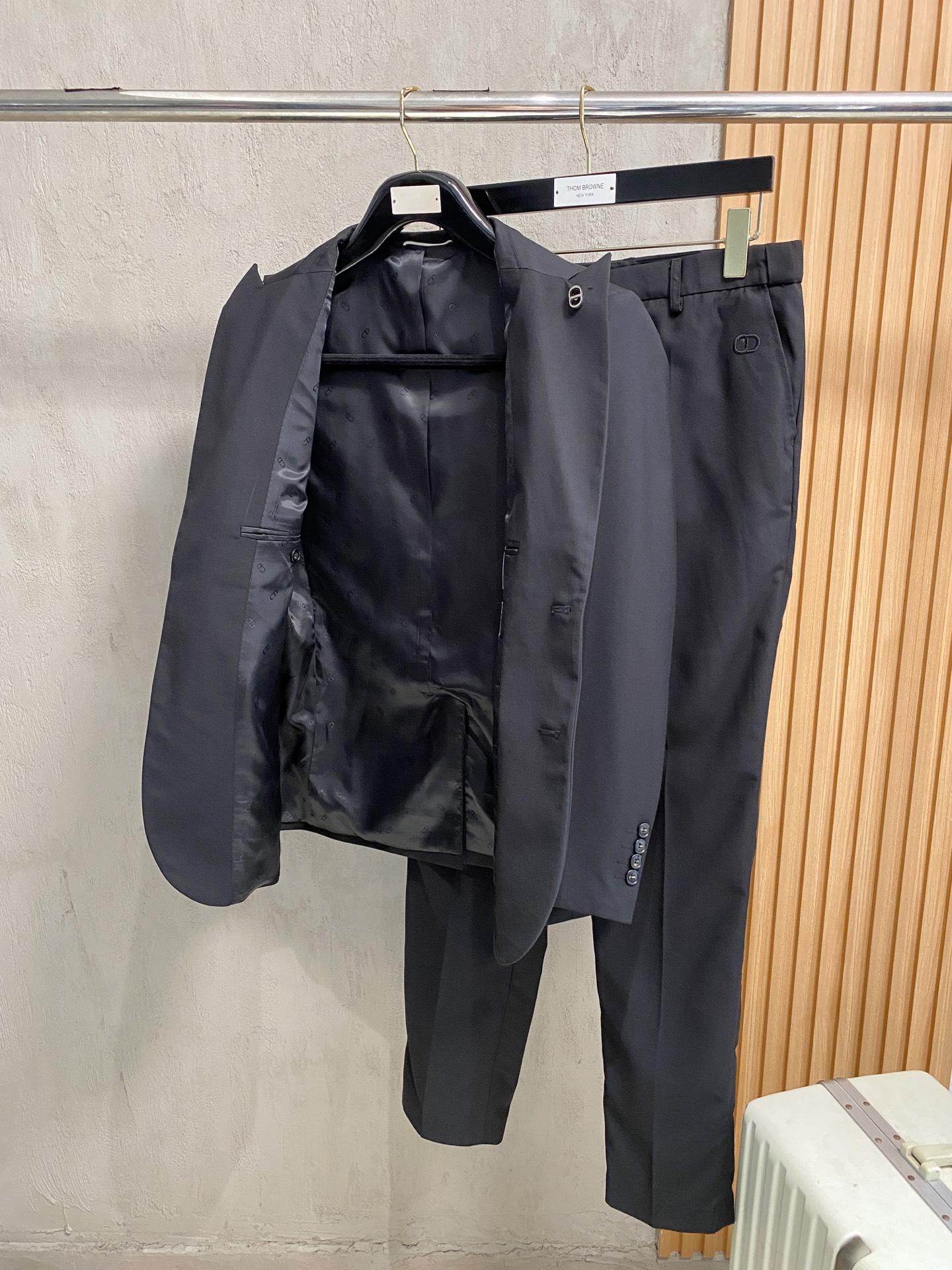 (新品)！CD遵循卓越的手工艺方法,糅合精湛技术与现代时尚优雅风范及丰富的设计款式彰显摩登精致的典雅造型