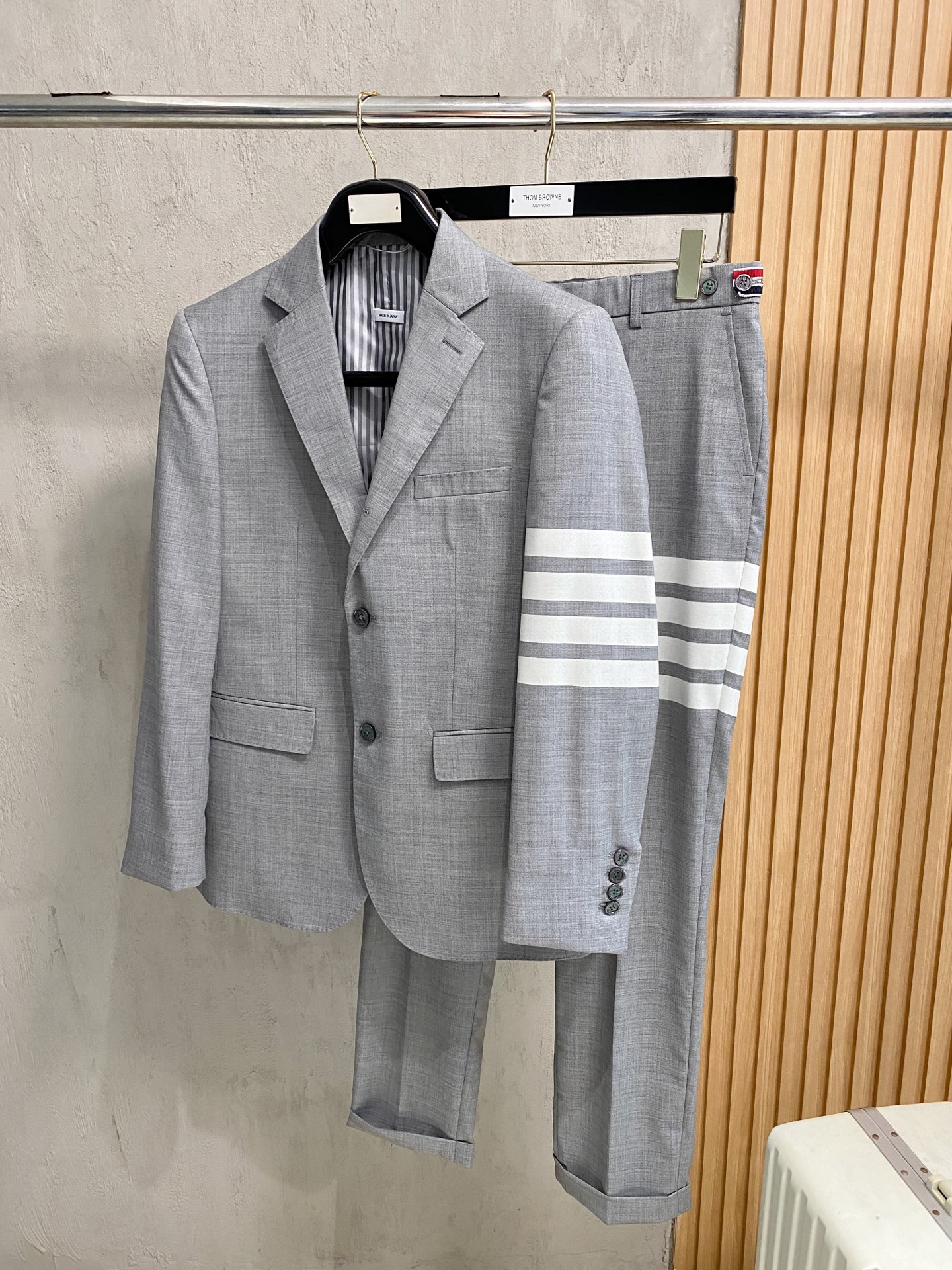 NO:570276,(New product) TB25 new classic three-button fashionable wool single suit for all seasons, the same classic yarn-dyed four-stripe logo casual lapel suit for men and women!  Trading company channels, simultaneous official website sales of RMB!  Orders from TB word-of-mouth channels are rare, and you can’t miss the hard-core products from this channel. Every detail is perfect and the quality control is top-notch!  This single suit is made of imported wool material specially supplied to customers. It is definitely not the ordinary nylon cotton yarn on the market. It has a precise feel, good breathability and elongation, classic stripe color details on the inside, and a flat, smooth and anti-static surface!  The brand-new 3D cutting ratio, the classic three-button design, and the clear muscles can better modify the body shape. It is very suitable for the daily wear of office workers!  The classic yarn-dyed four-stripe logo on the sleeve arms and the grosgrain jacquard color strips on the back collar are woven using machine-style jacquard technology. The red, white and blue stripes are smooth in color and integrated in texture, highlighting the brand's unique luxury charm!  Customized natural mother-of-pearl buckle details are provided by customers. The texture is smooth, round and shiny, which shows the ultimate sense of luxury!  Suits are the most stylish attire, especially the appearance 'project' of successful people. They must match your status and be tough in the middle of the workplace. This TB is the best choice!  Sizes 1-4, size 1, shoulder width 42cm - bust 100cm - dress length 66cm - sleeve length 60cm, size 2 shoulder width 43cm - chest 104cm - dress length 68cm - sleeve length 61cm, size 3 shoulder width 44cm - chest 108cm - dress length 70cm - sleeve length 62cm  Size 4, shoulder width 45cm - bust 112cm - length 72cm - sleeve length 63cm,,alexander wang19860909(新品)TB25四季新款经典三粒扣时尚羊毛单西,男女同款经典色织四条杠标识休闲翻领西服套装！贸易公司渠道,同步官网发售RMB！TB口碑渠道订单稀出,你不容错过的渠道狠货,各种细节做工都没有问题,品控一流的硬核精品！ 此款单西精选客供进口羊毛材质打造,绝非市面上一般的尼龙棉纱,具备精密的手感,良好的透气性和延长性,内里经典条纹色泽细节,垫面平整光滑抗静电！焕然一新的3D裁剪比例,经典的三粒扣设计,筋骨分明更能修饰身型,非常适合职场OL日常穿着搭配！袖臂经典色织四条杠标识,后领罗缎提花彩条,采用器械式提花工艺编织而成,红白蓝条纹色泽油润,纹理一体化,彰显鲜明的品牌独特奢华魅力！客供定制天然母贝扣细节,质感光滑圆润有光泽,更是将奢华感展现到极致！西服作为最有格调的着装,特别是成功人士的门面“工程”,要标配起你们的身份地位,在职场中游韧有余,这款TB莫过于最好的选择！尺码1-4 1码肩宽42cm-胸围100cm-衣长66cm-袖长60cm 2码肩宽43cm-胸围104cm-衣长68cm-袖长61cm 3码肩宽44cm-胸围108cm-衣长70cm-袖长62cm 4码肩宽45cm-胸围112cm-衣长72cm-袖长63cm,,alexander wang,Men's clothing