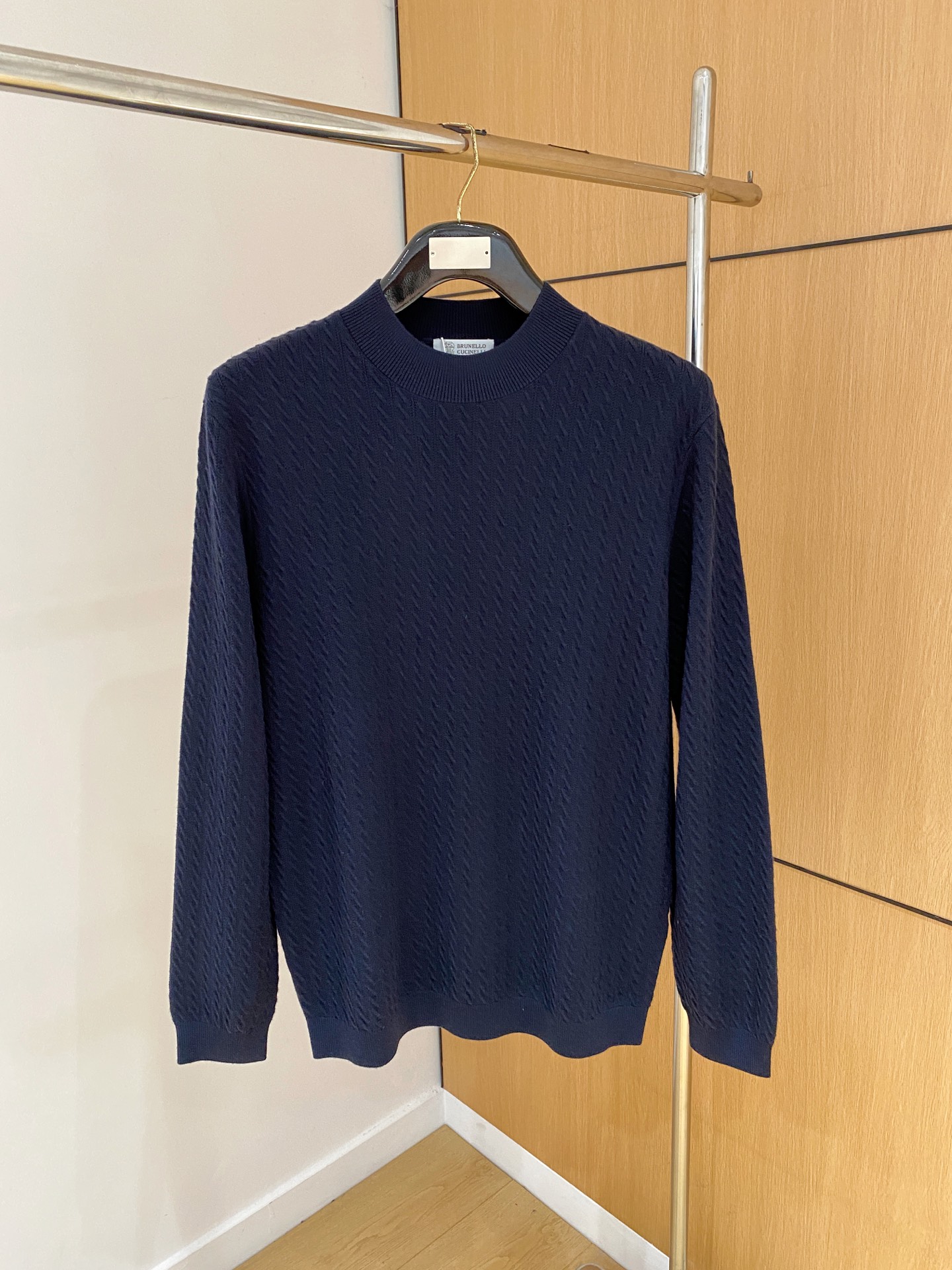 NO:685911,Top quality>On sale simultaneously on the official website of the counter! The accessories are all original and custom-made, genuine orders from trading companies. Advanced custom-made imported fabrics, extracted from natural plant fibers, are lighter and thinner than ordinary cotton fabrics, soft to the touch and comfortable to wear. It is not easy to irritate the skin at all. The fabric has good hygroscopicity and breathability. Size: 48-56,,19860909顶级品质>专柜官网同步发售！辅料全部原版定制出品,贸易公司真品订单.高级定制进口面料,以天然植物纖維提炼出来,比一般棉织物轻薄 手感柔软,穿着舒适 完全不易有刺激皮肤 面料吸湿性、透气性良好 尺码: 48-56,,,Men's clothing