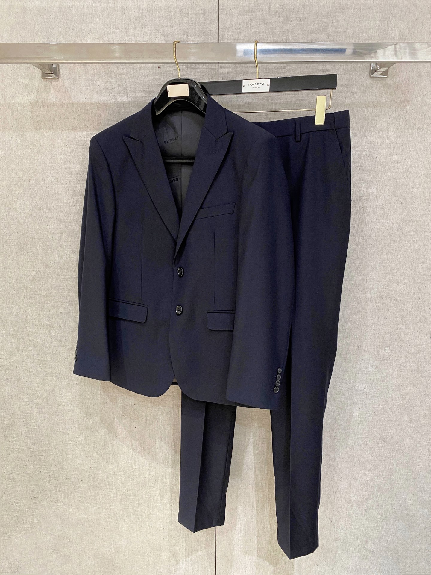 NO:530436,(New Product) BURBERRY's new top-grade plain wool material black slim fit suit, men's black gray double-button suit, straight trousers business casual suit!  Trading companies have sparse channels and are released on the official website at the same time!  B-home high-end business main line, a wool suit chosen by elite men's clothing industry, first-class quality control and details, giving you enough decent and noble!  This suit is carefully crafted from super fine top-level oblique plain hair material, perfectly creating a straight and straightening effect. The grade revealed by the texture is not comparable to ordinary suits. It has excellent thermal tone and breathable, close and comfortable, and can be worn all seasons!  The fabric is a thin model and does not affect its wearing experience at all. The more expensive and textured wool suit is, it must be thin and light!  The high-end genuine leather sign embroidery patches on the inner side of the suit and the waist of the trousers are not too conspicuous, but they cannot stop its extraordinary identity and luxury!  The fine and meticulous standard style tailoring technology, the pure handmade tribute needles inside the big brand suits are not bad at all, and the edge-covered line can withstand the harsh scrutiny and severe tests of the masses!  The customer-supplied polyester horn buckle has a perfect texture, and the dignity of each one is unique!  The classic and versatile pure black tone is stylish and stylish, so there is no problem attending formal wear occasions!  Black Navy Blue 4 Size: M-XXXL Size Data M: Bust 100cm-Shoulder width 43cm-Fitness 70cm-Backcloth length 68cm-Sleeve length 60.5cm-Sleeve fat 19.2 cuffs 13.15 L: Bust 104cm-Shoulder width 44cm-Fitness 72cm-Backcloth length 70cm-Sleeve length 62cm-Sleeve fat 19.85 cuffs 13.5 XL: Bust 108cm-Shoulder width 45cm-Fitness 74cm-Backcloth length 72cm-Sleeve length 63.5cm-Sleeve fat 20.5 cuffs 13.85 XXL: Bust 112cm-Sleeve width 46cm-Fitness 76cm-Backcloth length 74cm-Sleeve length 65cm  -Sleeve fat 21.15cm cuffs 14.2 XXXL size bust 116cm - shoulder width 47cm - front length 78cm - back length 76cm sleeve length 66.5cm - sleeve fat 21.8cm cuffs 14.55 M size: waist 80cm - hip 98.8cm - leg circumference 30.2cm - crotch position 30cm - pants length 109cm L size: waist 84cm - hip circumference 102cm - leg circumference 31cm - pants length 112cm XL size: waist circumference 88cm - hip circumference 105.2cm - leg circumference 31.8cm - crotch position 32cm - pants length 115cm XL size: waist circumference 88cm - hip circumference 105.2cm - leg circumference 31.8cm - crotch position 32cm - pants length 115cm  XXL size: waist circumference 92cm - hip circumference 108.4cm - leg circumference 32.6cm - crotch position 33cm - pants length 117cm XXXL size waist circumference 96cm hip circumference 111.6cm - leg circumference 33.4cm - crotch position 34cm - pants length 119cm, burberry, business suit, alexander wang19860909(新品)BURBERRY新款顶级平纹羊毛材质黑色修身套西,男士黑色灰色双粒扣西服 直筒西裤商务休闲套装！贸易公司渠道稀出,同步官网发售！B家高端商务主线臻品,男装界精英之选的羊毛套西,品控质感细节一流,给足体面与尊贵！ 这款西服套装采用超精细顶级斜平纹毛材质精心制作,完美缔造胸挺立廓的效果,质感所流露的档次绝非一般西服可比,具有出色的热调性和透气性,贴身舒适,可兼顾四季穿着！面料属于薄款,一点都不影响它的着穿感受,越是昂贵有质感的羊毛西装,一定是薄而轻盈的！ 西装内侧及裤腰两侧高端真皮标牌刺绣贴饰,虽不过于显眼,但也阻挡不了它不凡的身份也奢华气息！精工细作的标准版型剪裁工艺,大牌的西服内里的纯手工贡针更是分毫不差,包边走线经得起群众苛刻的目光审视及严峻的考验！客供聚酯牛角扣质感达到完美效果,每一颗的尊贵都是独一无二的！经典百搭的纯黑色调,款式时尚有型,出席于正装场合都没问题！黑色藏青色4尺码:M-XXXL尺码数据  M码:胸围100cm-肩宽43cm-前衣长70cm-后衣长68cm-袖长60.5cm-袖肥19.2袖口13.15 L码:胸围104cm-肩宽44cm-前衣长72cm-后衣长70cm-袖长62cm -袖肥19.85袖口13.5 XL码:胸围108cm-肩宽45cm-前衣长74cm-后衣长72cm-袖长63.5cm -袖肥20.5袖口13.85 XXL码:胸围112cm-肩宽46cm- 前衣长76cm-后衣长74cm- 袖长65cm -袖肥21.15cm袖口14.2 XXXL码胸围116cm-肩宽47cm- 前衣长78cm-后衣长76cm袖长66.5cm- 袖肥21.8cm袖口14.55 M码:腰围80cm-臀围98.8cm- 腿围30.2cm-裆位30cm-裤长109cm L码:腰围84cm-臀围102cm-腿围.31cm- 裆位31cm-裤长112cm XL码:腰围88cm-臀围105.2cm-腿围31.8cm-裆位32cm-裤长115cm XXL码:腰围92cm-臀围108.4cm-腿围32.6cm-裆位33cm-裤长117cm XXXL码腰围96cm臀围111.6cm-腿围33.4cm-裆位34cm-裤长119cm,,burberry,business suit,alexander wang,Men's clothing