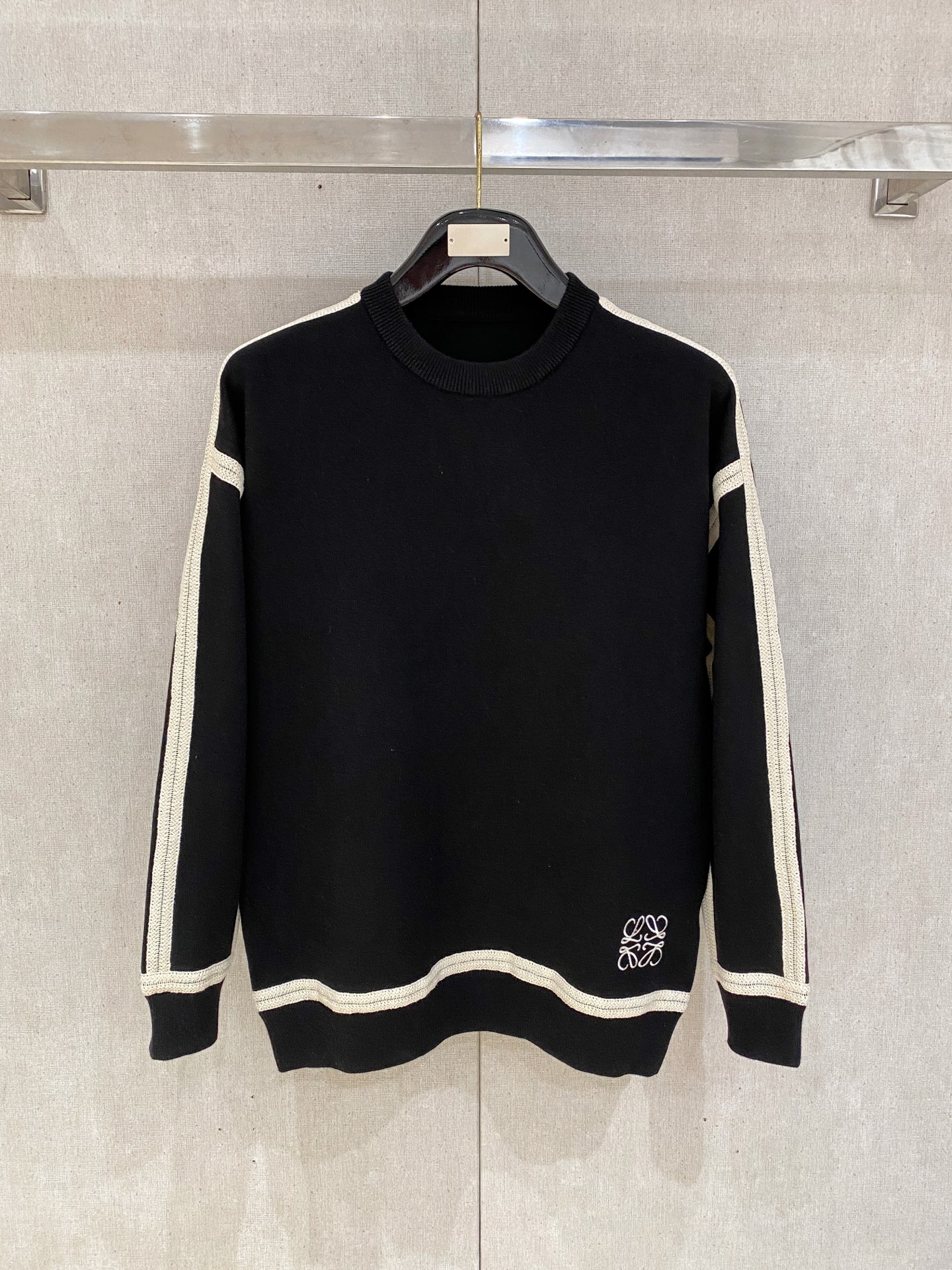 NO:529591,New autumn and winter products, trading companies have sparse channels, and are on sale on the leading official website! A good choice for single-layer wear of basic solid-color sweaters, a slim fit style that is simple, threaded round neck design enhances breathability and optimizes shoulder-neck proportions, conventional shoulder-shaped precision threading artificial seams, German JIN loom 16-needle horizontal machine process, very fine yarn fabric is flat, fine and high-end, front chest horse pictures with letters interlaced embroidery logo embellishment the whole! This sweater is specially selected for imported 80 cashmere wool blend. The sweater is made of soft and fluffy. It has a zero-pressure feeling, soft and elastic. The high-quality cashmere yarn has excellent elasticity. It stretches with the body shape and brings a soft and ultimate warm feeling to the skin. The garment shape is built in a combination, but the elastic tolerance makes people love it! High-quality wool is selected, which is more slender and softer than other wools, with excellent drape and dynamic feeling. The fiber fineness close to cashmere makes its touch similar to cashmere, making it more durable to wear and wear, and is not easy to pill. The round neck design is cold to protect the warmth of the neck. The widened classic small half-round neck is 3.5cm and not easy to deform. The natural elastic fiber is comfortable to fit and has a certain thickness. It can run through the entire autumn and winter, but the upper body is not bound, pressure-free, and is gentle and without objects! Size M-3XL Model M Size Shoulder Width 43 Bust 100 Sleeve Long 64 Clothes L Size Shoulder Width 44 Bust 104 Sleeve Long 65 Clothes L Size XL Size Shoulder Width 45 Bust 108 Sleeve Long 66 Clothes Length 69 2XL Size Shoulder Width 46 Bust 112 Sleeve Long 67 Clothes Length 70 3XL Size Shoulder Width 47 Bust 116 Sleeve Long 68 Clothes Length 71, Sweaters, alexander wang19860909秋冬新品 贸易公司渠道稀出,领先官网发售！基础款纯色针织衫单穿叠穿的好选择,修身显瘦的合身版型款式简约,螺纹圆领设计提气且优化肩颈比例,常规肩型精密走线人工套缝,德国JIN口织机16针横机工艺,纱线非常的细织制的面料平整细密高端,前胸马图字母交错刺绣徽标点缀整体！ 该毛衣精选客供进口80山羊绒羊毛混纺打造,外观柔软蓬松度打造的针织衫零压感,柔软有弹性,优质羊绒纱线具有极佳的弹性,随体型拉伸,为肌肤带来柔软和極致温暖的感受,打造处的衣型合体,但弹力包容度让人爱不释手！甄选高品质羊毛,与其他羊毛相比更为纤细柔软,拥有优良的垂坠和动感,接近羊绒的纤维细度使得其触感与羊绒相仿,更加耐穿耐磨不易起球,圆领设计严寒护颈的温暖,加宽的经典小半圆领3.5cm不易变形,天然弹力纤维舒适贴合有一定的厚度,能贯穿整个秋冬但上身却无束缚、无压力,轻柔无物！ 尺码M-3XL 款号 M码肩宽43胸围100袖长64衣长67 L码肩宽44胸围104袖长65衣长68 XL码肩宽45胸围108袖长66衣长69 2XL码肩宽46胸围112袖长67衣长70 3XL码肩宽47胸围116袖长68衣长71,,sweaters,alexander wang,Men's clothing