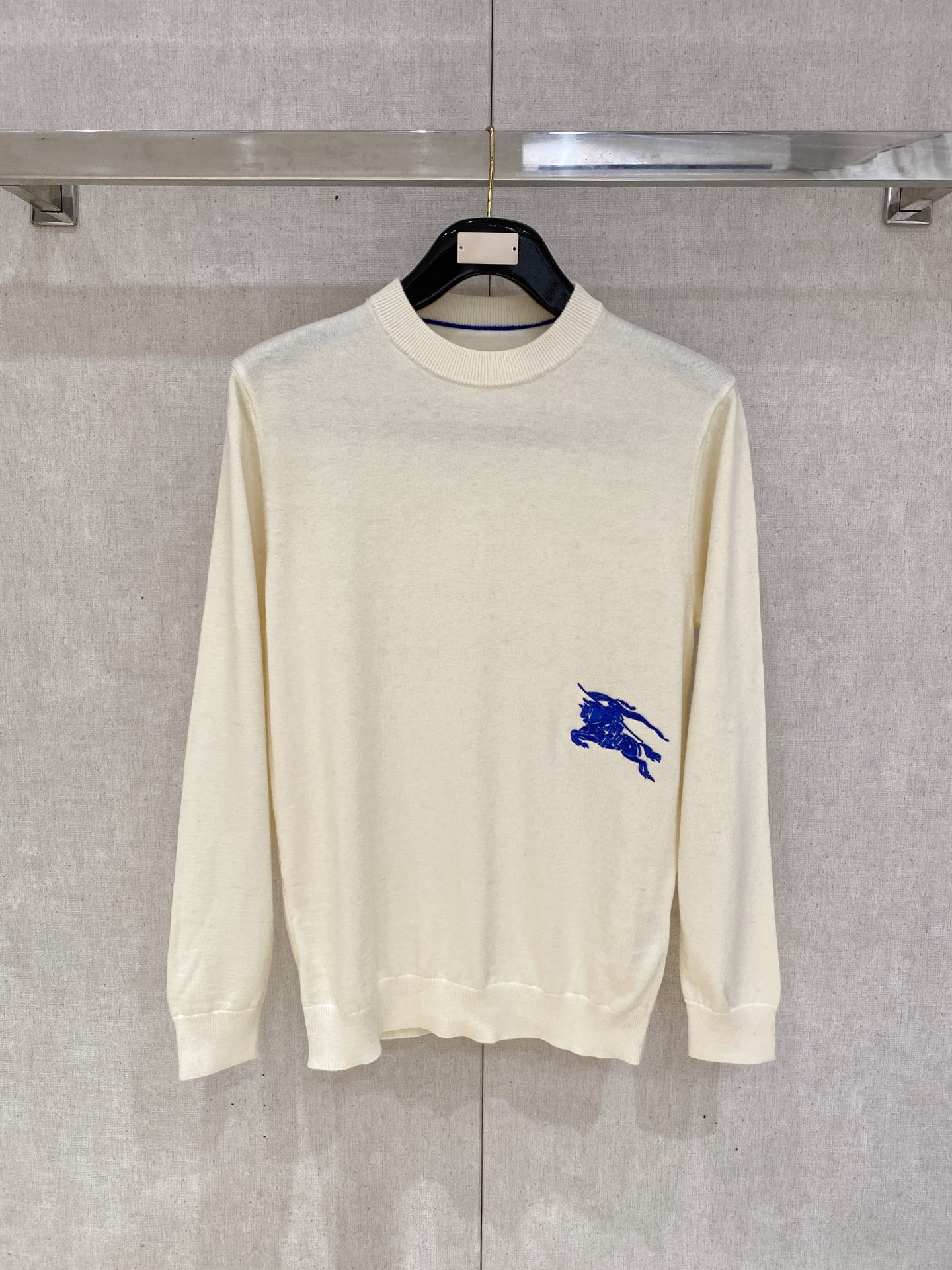 NO:529593,New autumn and winter products, trading companies have sparse channels, and are on sale on the leading official website! A good choice for single-layer wear of basic solid-color sweaters, a slim fit style that is simple, threaded round neck design enhances breathability and optimizes shoulder-neck proportions, conventional shoulder-shaped precision threading artificial seams, German JIN loom 16-needle horizontal machine process, very fine yarn fabric is flat, fine and high-end, front chest horse pictures with letters interlaced embroidery logo embellishment the whole! This sweater is specially selected for imported 80 cashmere wool blend. The sweater is made of soft and fluffy. It has a zero-pressure feeling, soft and elastic. The high-quality cashmere yarn has excellent elasticity. It stretches with the body shape and brings a soft and ultimate warm feeling to the skin. The garment shape is built in a combination, but the elastic tolerance makes people love it! High-quality wool is selected, which is more slender and softer than other wools, with excellent drape and dynamic feeling. The fiber fineness close to cashmere makes its touch similar to cashmere, making it more durable to wear and wear, and is not easy to pill. The round neck design is cold to protect the warmth of the neck. The widened classic small half-round neck is 3.5cm and not easy to deform. The natural elastic fiber is comfortable to fit and has a certain thickness. It can run through the entire autumn and winter, but the upper body is not bound, pressure-free, and is gentle and without objects! Size M-3XL Model M Size Shoulder Width 43 Bust 100 Sleeve Long 64 Clothes L Size Shoulder Width 44 Bust 104 Sleeve Long 65 Clothes L Size XL Size Shoulder Width 45 Bust 108 Sleeve Long 66 Clothes Length 69 2XL Size Shoulder Width 46 Bust 112 Sleeve Long 67 Clothes Length 70 3XL Size Shoulder Width 47 Bust 116 Sleeve Long 68 Clothes Length 71, Sweaters, alexander wang19860909秋冬新品 贸易公司渠道稀出,领先官网发售！基础款纯色针织衫单穿叠穿的好选择,修身显瘦的合身版型款式简约,螺纹圆领设计提气且优化肩颈比例,常规肩型精密走线人工套缝,德国JIN口织机16针横机工艺,纱线非常的细织制的面料平整细密高端,前胸马图字母交错刺绣徽标点缀整体！ 该毛衣精选客供进口80山羊绒羊毛混纺打造,外观柔软蓬松度打造的针织衫零压感,柔软有弹性,优质羊绒纱线具有极佳的弹性,随体型拉伸,为肌肤带来柔软和極致温暖的感受,打造处的衣型合体,但弹力包容度让人爱不释手！甄选高品质羊毛,与其他羊毛相比更为纤细柔软,拥有优良的垂坠和动感,接近羊绒的纤维细度使得其触感与羊绒相仿,更加耐穿耐磨不易起球,圆领设计严寒护颈的温暖,加宽的经典小半圆领3.5cm不易变形,天然弹力纤维舒适贴合有一定的厚度,能贯穿整个秋冬但上身却无束缚、无压力,轻柔无物！ 尺码M-3XL 款号 M码肩宽43胸围100袖长64衣长67 L码肩宽44胸围104袖长65衣长68 XL码肩宽45胸围108袖长66衣长69 2XL码肩宽46胸围112袖长67衣长70 3XL码肩宽47胸围116袖长68衣长71,,sweaters,alexander wang,Men's clothing