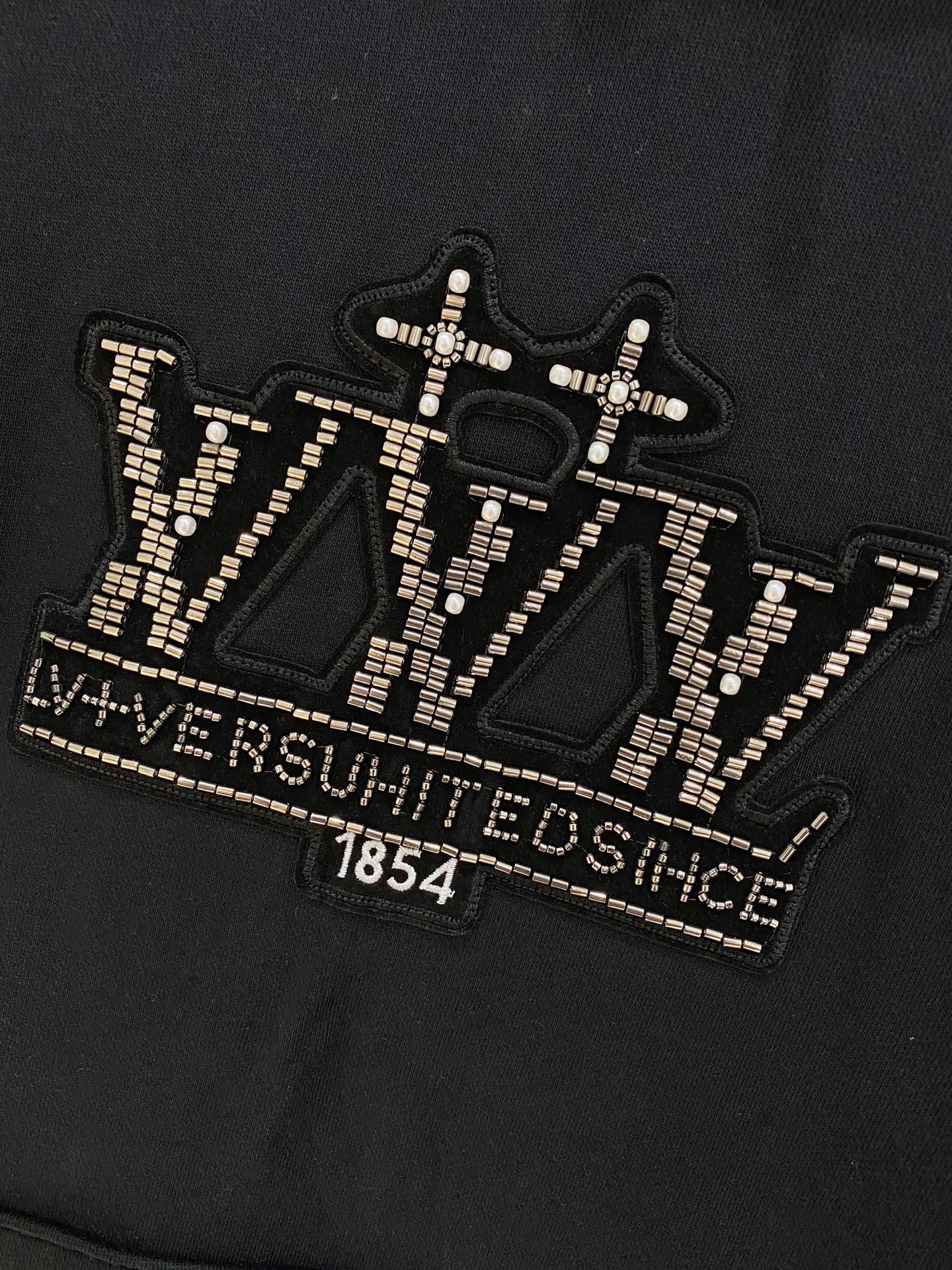 1V 2025FW秋冬新品 休闲连帽卫衣 高端气质型必入的极品款式，一款极具腔调感与魅力的单品！细节精致