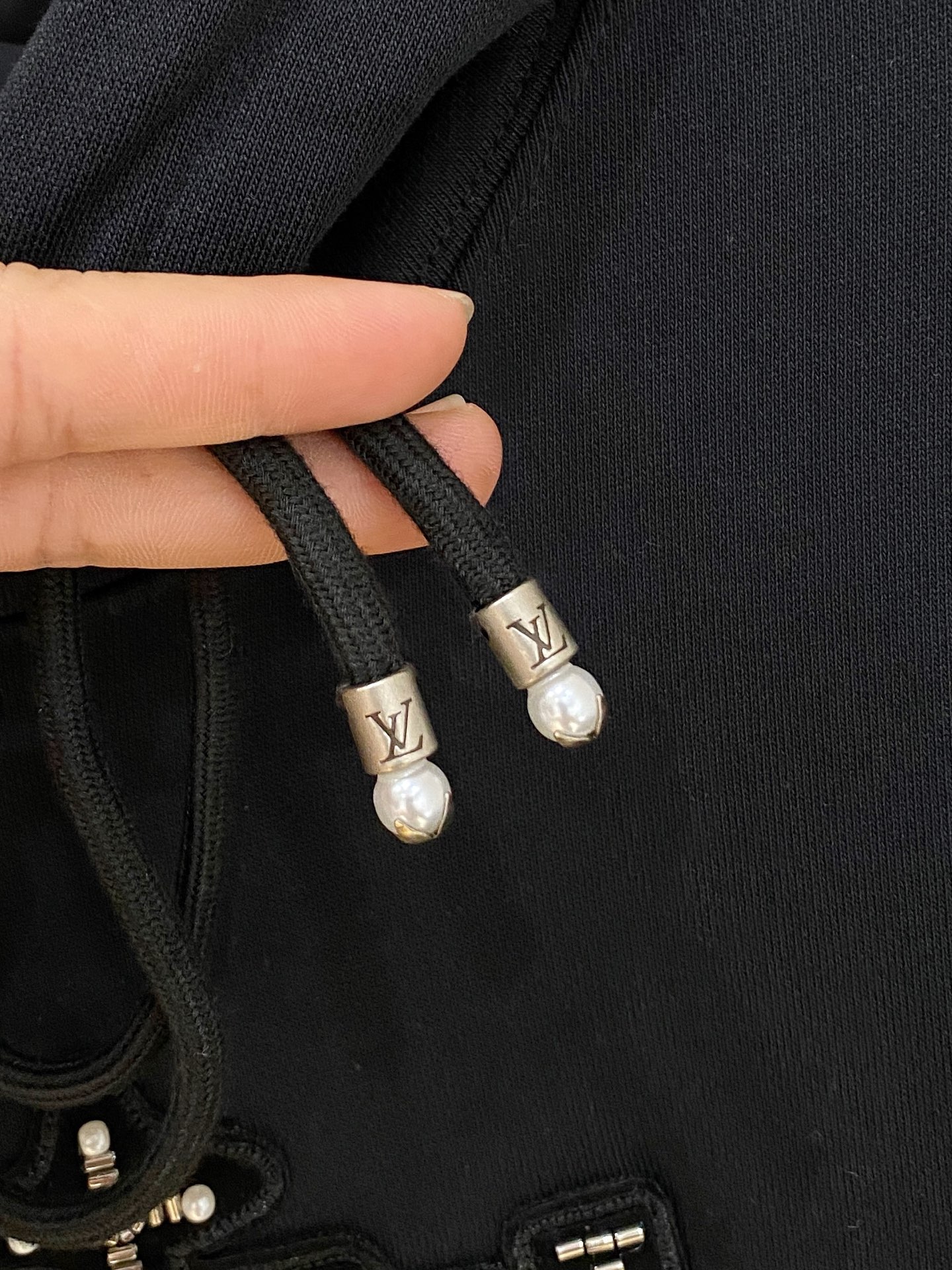 1V 2025FW秋冬新品 休闲连帽卫衣 高端气质型必入的极品款式，一款极具腔调感与魅力的单品！细节精致