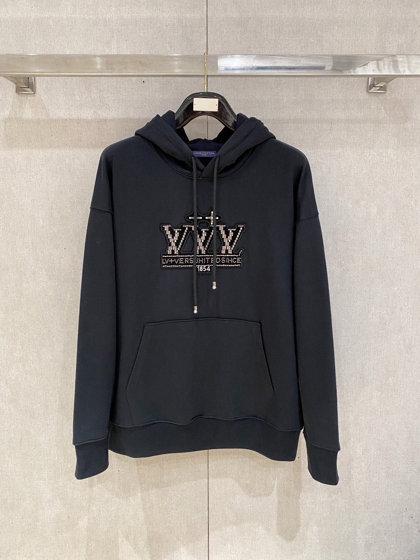 1V 2025FW秋冬新品 休闲连帽卫衣 高端气质型必入的极品款式，一款极具腔调感与魅力的单品！细节精致