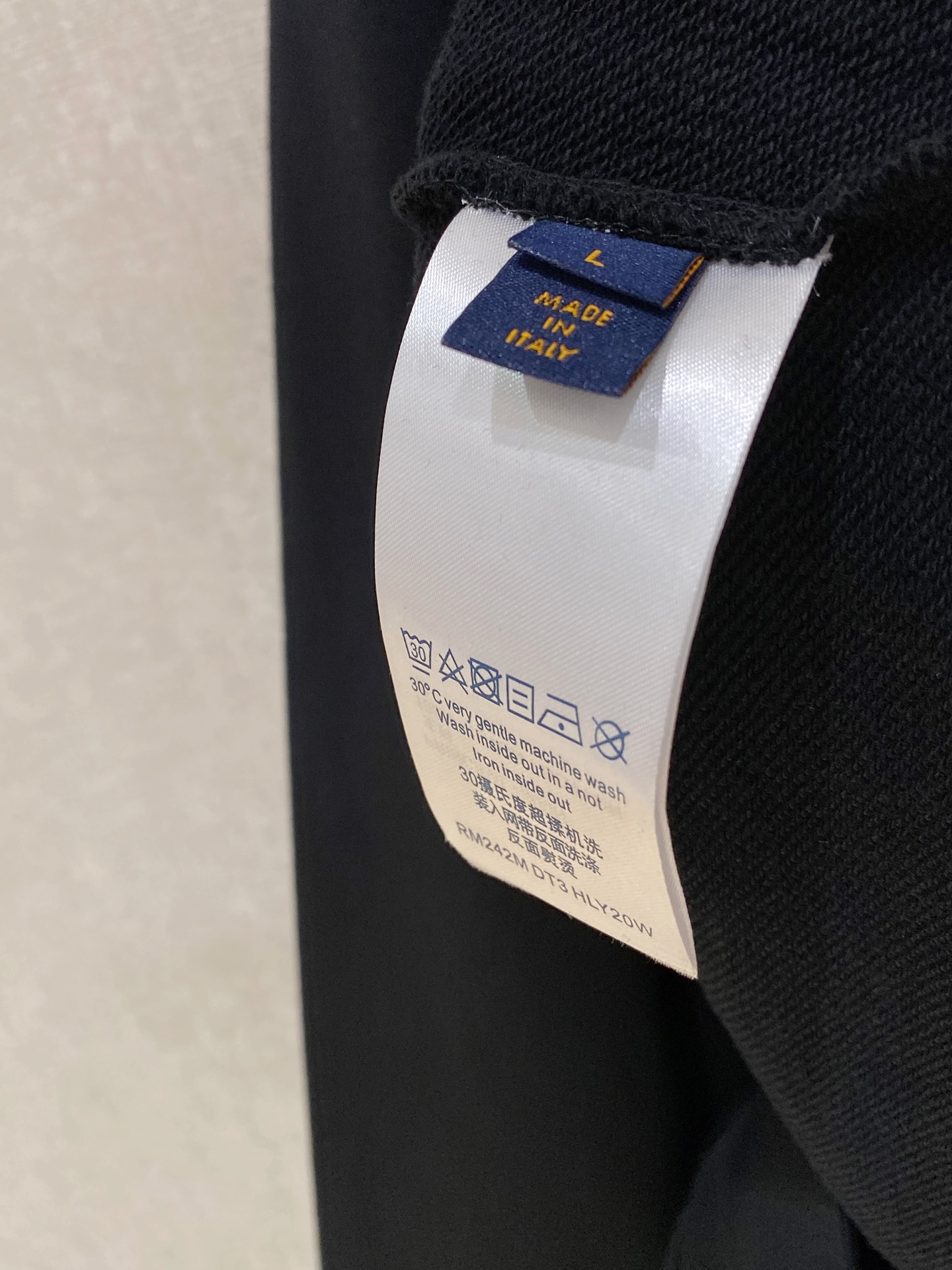 1V 2025FW秋冬新品 休闲连帽卫衣 高端气质型必入的极品款式，一款极具腔调感与魅力的单品！细节精致