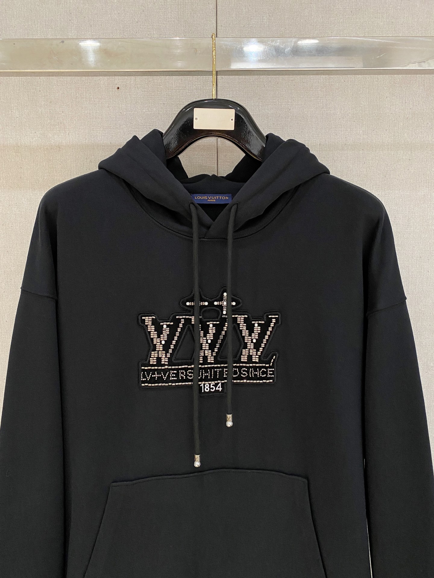 1V 2025FW秋冬新品 休闲连帽卫衣 高端气质型必入的极品款式，一款极具腔调感与魅力的单品！细节精致