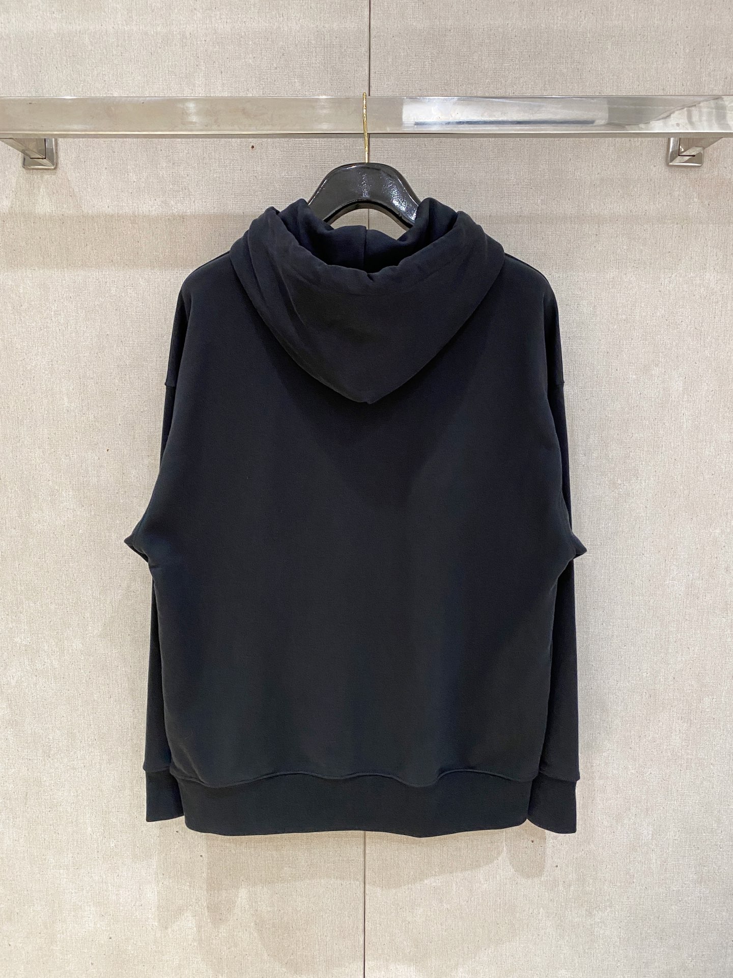 1V 2025FW秋冬新品 休闲连帽卫衣 高端气质型必入的极品款式，一款极具腔调感与魅力的单品！细节精致