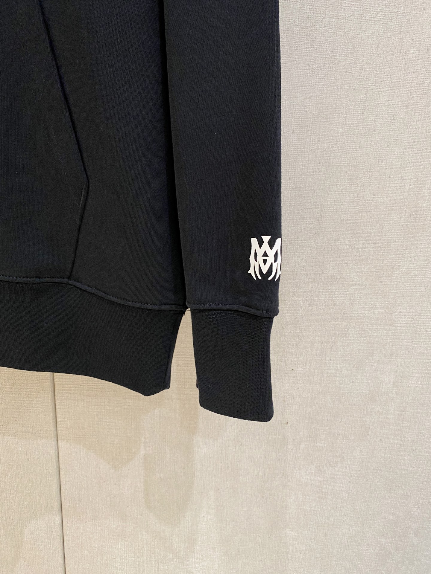 AMR 2025FW秋冬新品 休闲连帽卫衣 高端气质型必入的极品款式，一款极具腔调感与魅力的单品！细节精