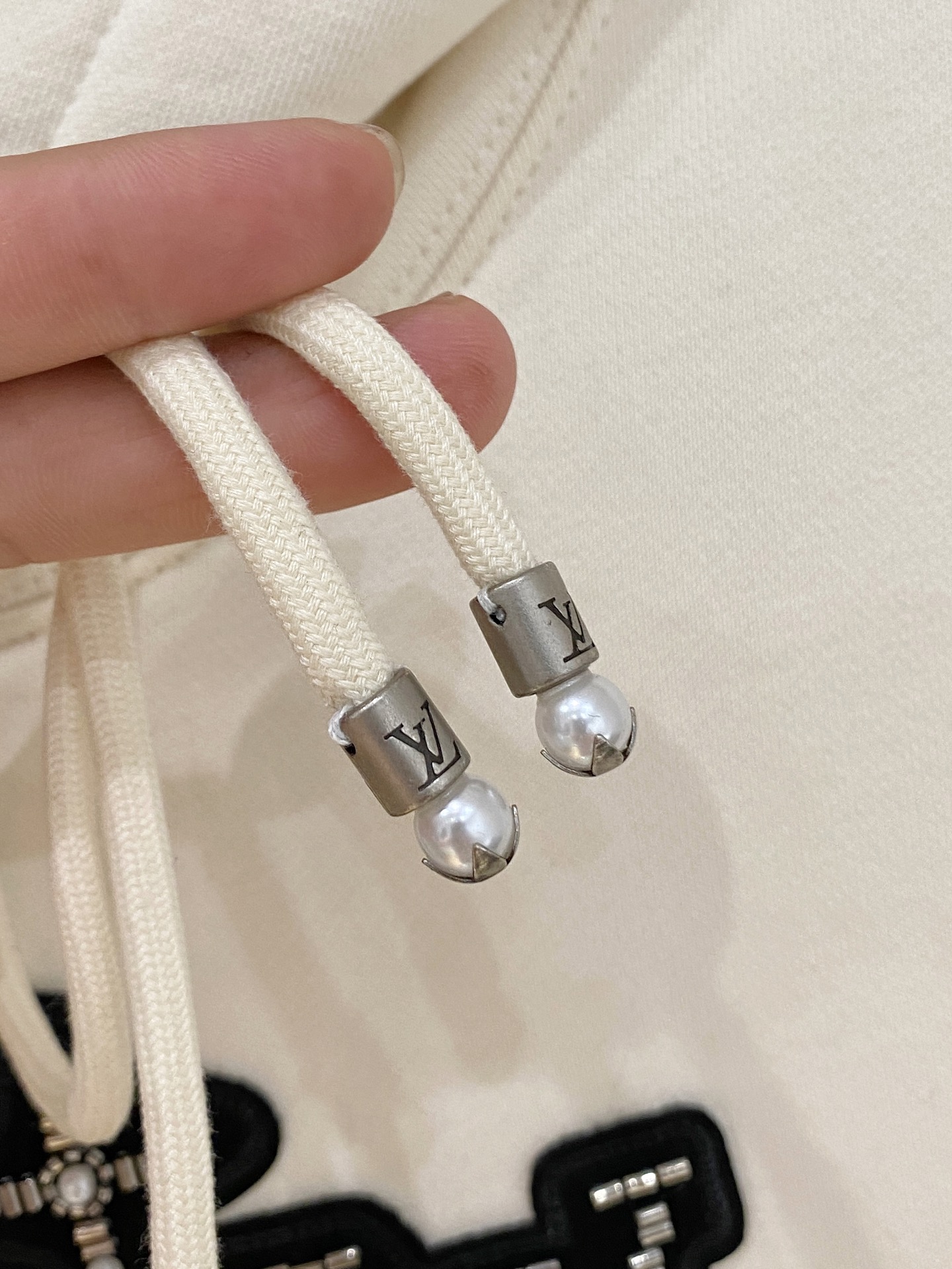 1V 2025FW秋冬新品 休闲连帽卫衣 高端气质型必入的极品款式，一款极具腔调感与魅力的单品！细节精致