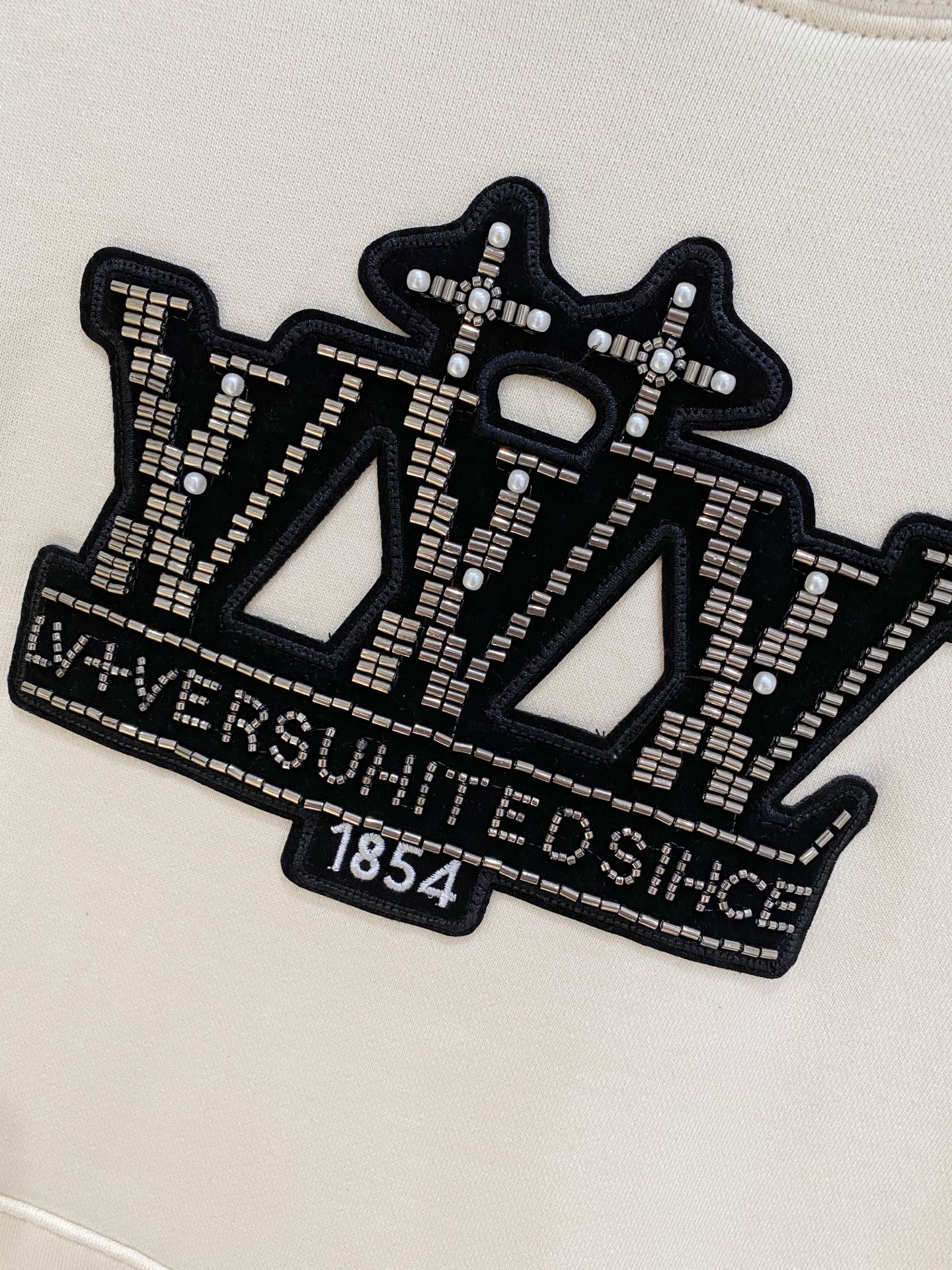 1V 2025FW秋冬新品 休闲连帽卫衣 高端气质型必入的极品款式，一款极具腔调感与魅力的单品！细节精致