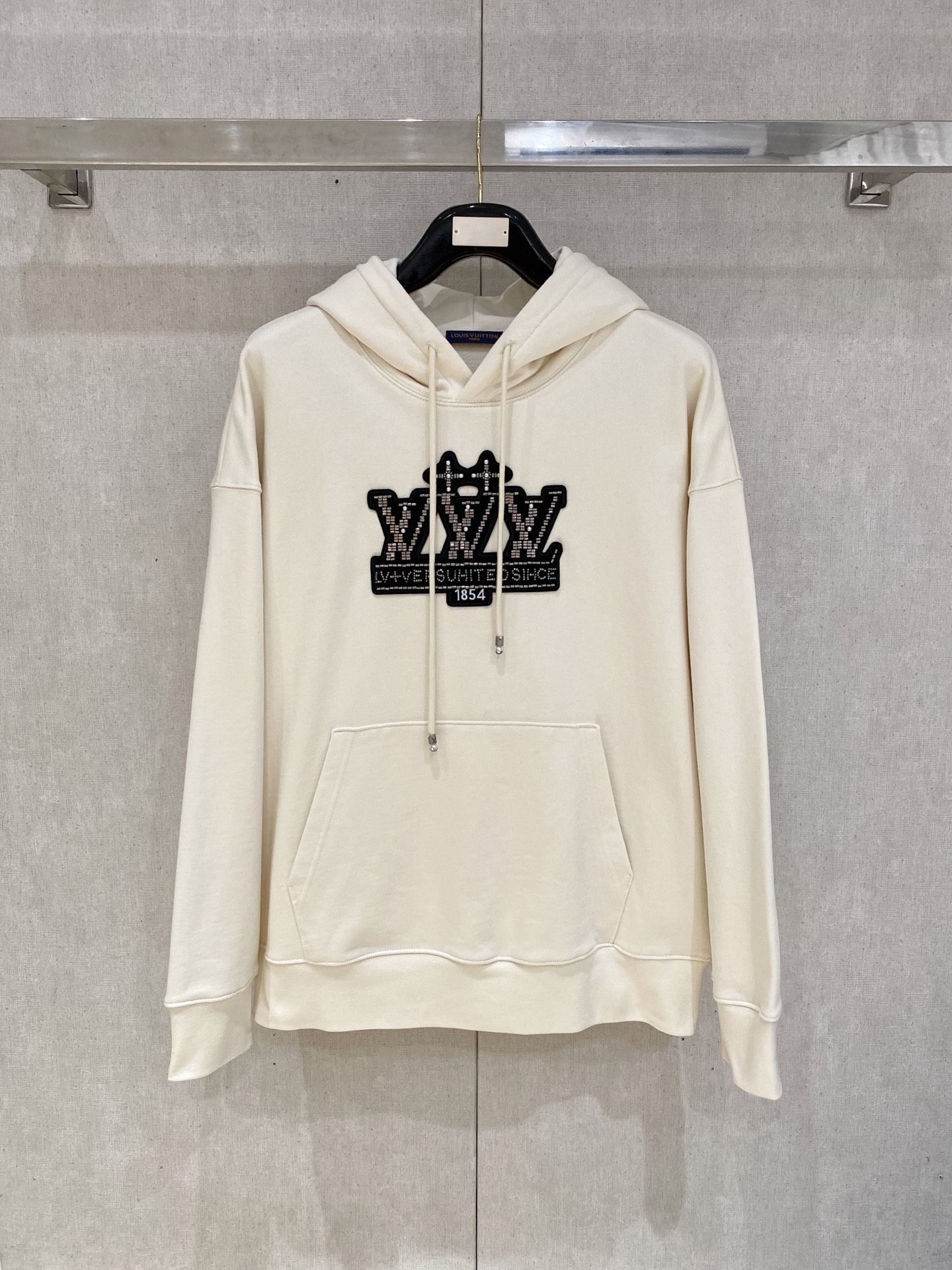 1V 2025FW秋冬新品 休闲连帽卫衣 高端气质型必入的极品款式，一款极具腔调感与魅力的单品！细节精致