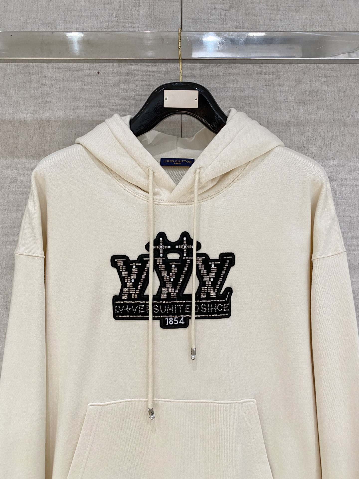 1V 2025FW秋冬新品 休闲连帽卫衣 高端气质型必入的极品款式，一款极具腔调感与魅力的单品！细节精致