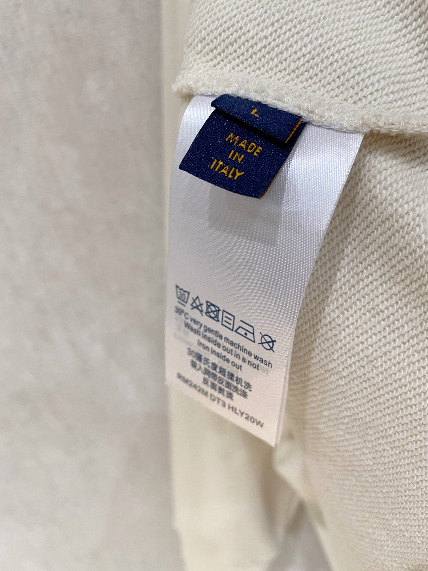 1V 2025FW秋冬新品 休闲连帽卫衣 高端气质型必入的极品款式，一款极具腔调感与魅力的单品！细节精致