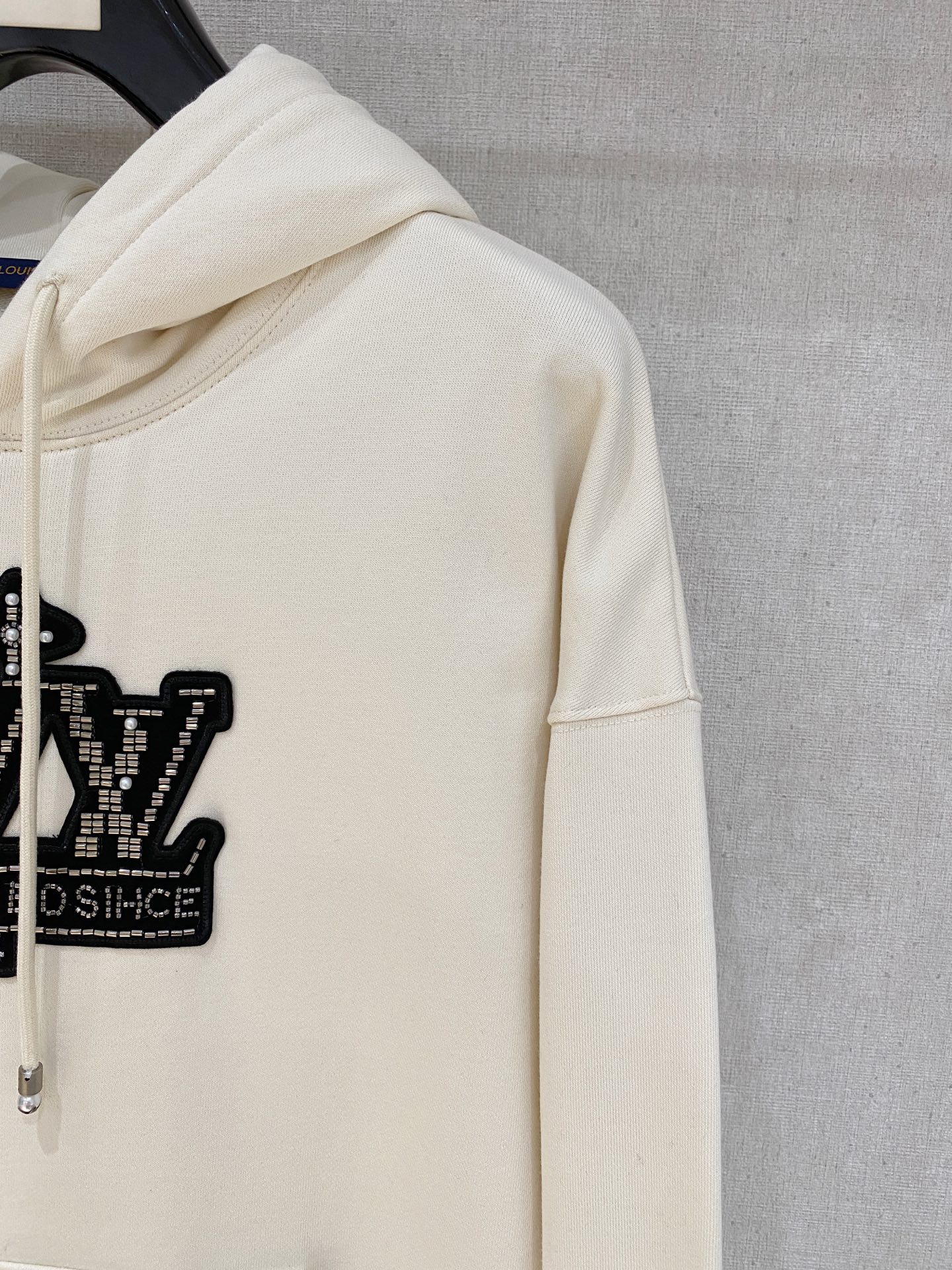 1V 2025FW秋冬新品 休闲连帽卫衣 高端气质型必入的极品款式，一款极具腔调感与魅力的单品！细节精致