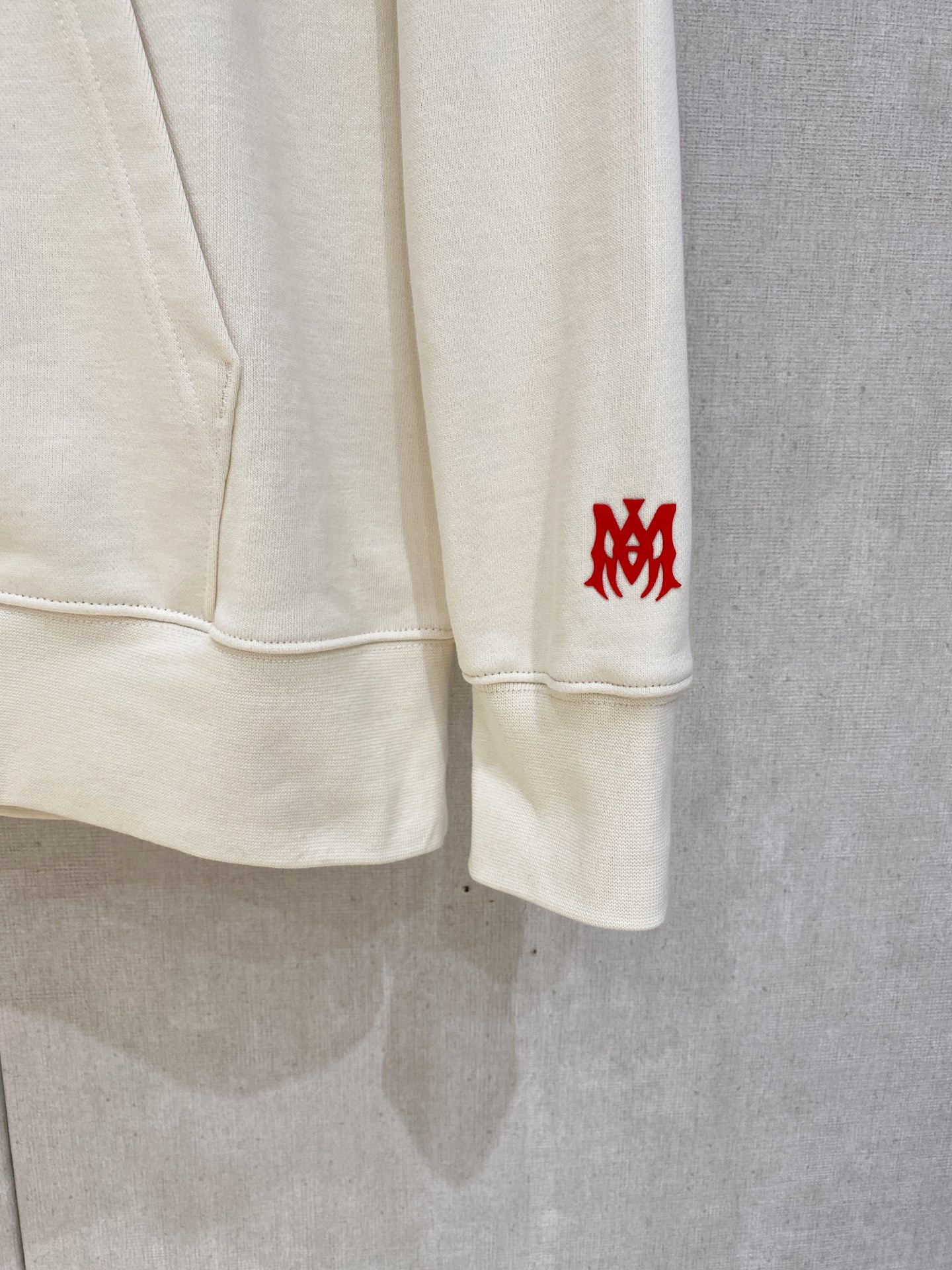 AMR 2025FW秋冬新品 休闲连帽卫衣 高端气质型必入的极品款式，一款极具腔调感与魅力的单品！细节精