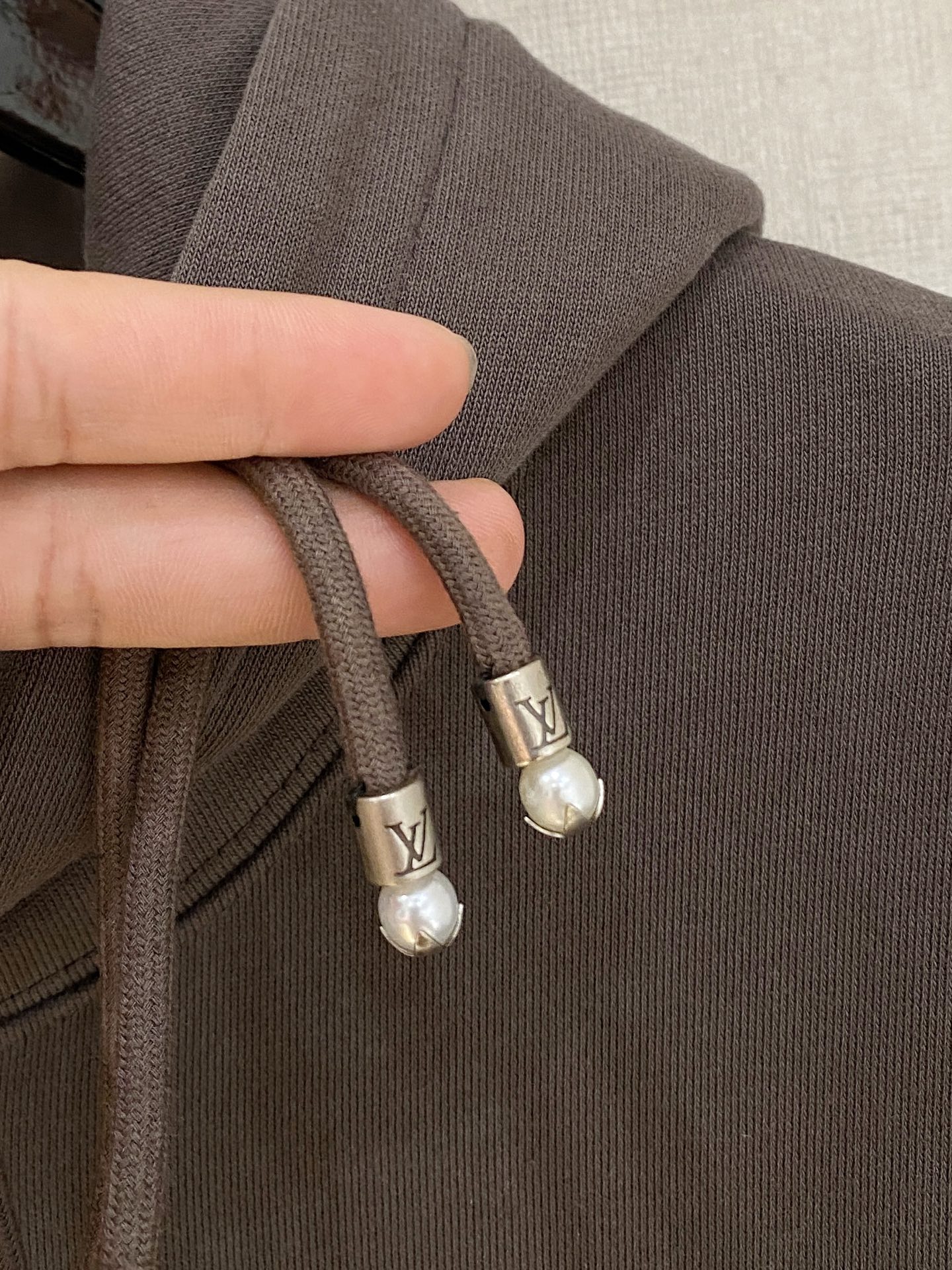 1V 2025FW秋冬新品 休闲连帽卫衣 高端气质型必入的极品款式，一款极具腔调感与魅力的单品！细节精致