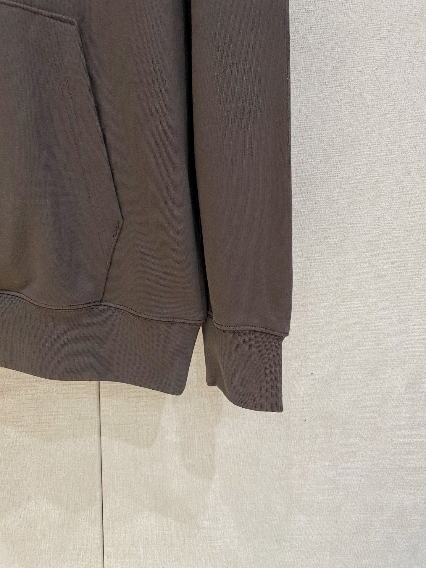 1V 2025FW秋冬新品 休闲连帽卫衣 高端气质型必入的极品款式，一款极具腔调感与魅力的单品！细节精致