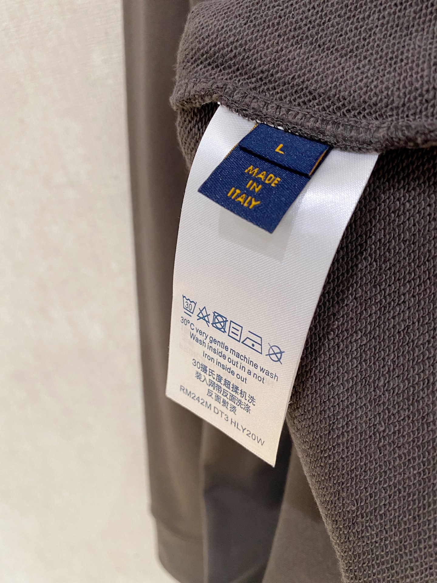 1V 2025FW秋冬新品 休闲连帽卫衣 高端气质型必入的极品款式，一款极具腔调感与魅力的单品！细节精致