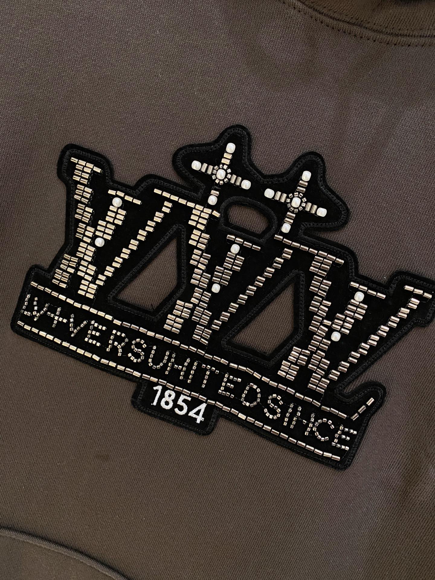 1V 2025FW秋冬新品 休闲连帽卫衣 高端气质型必入的极品款式，一款极具腔调感与魅力的单品！细节精致