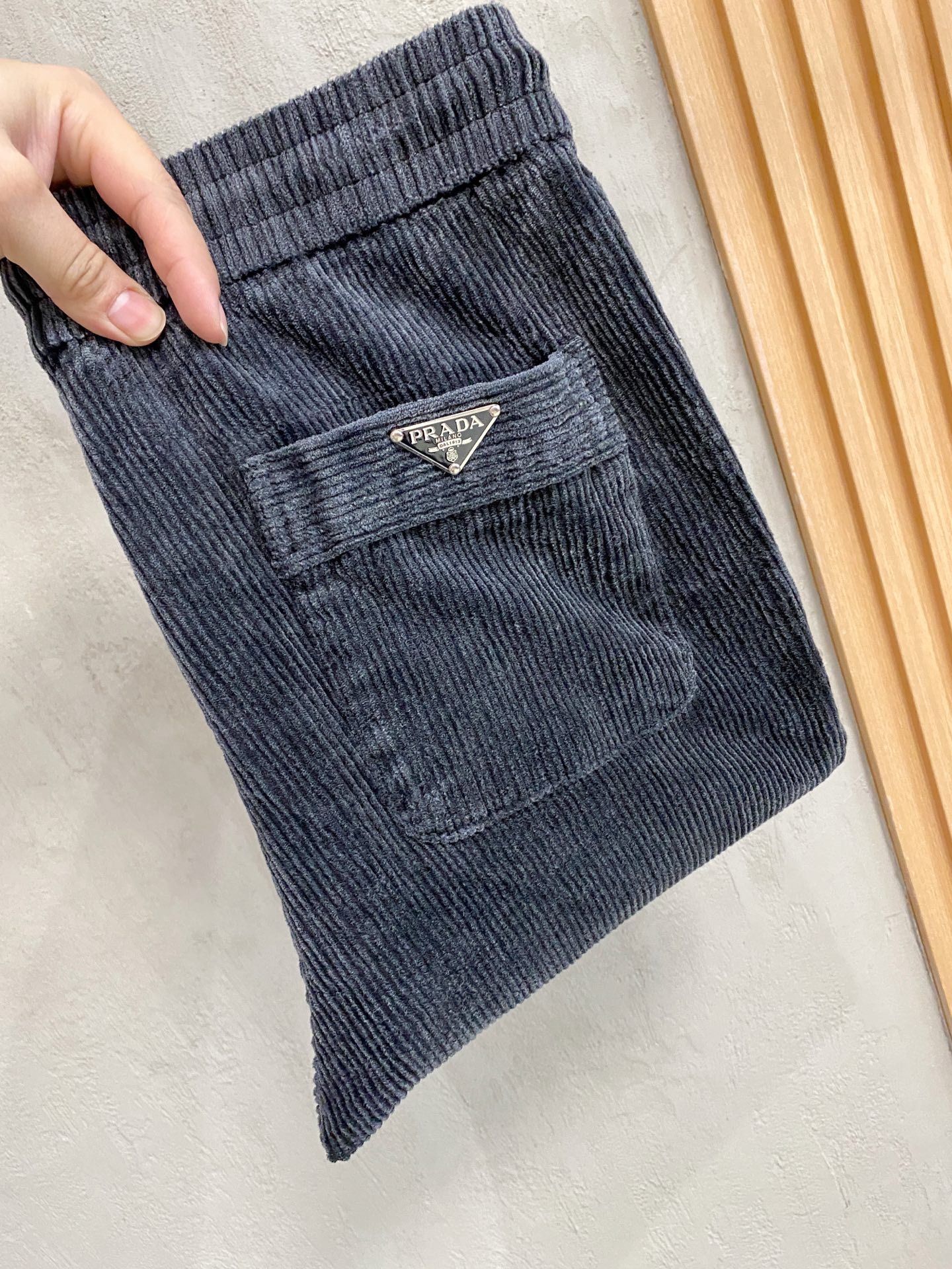 NO:537415,Latest trade order corduroy casual pants!  Full quality!  !  Customized exclusive corduroy fabric cut!  The upper body is comfortable and breathable, not stiff, and the overall three-dimensional feeling is rich and the quality is exported to meet the simple needs of commuters for dress. The upper body is very effective, it looks slim and does not picky about the figure. The fabric workmanship is impeccable. Only good craftsmanship can make you look good and tasteful. It is a must-have item for everyone!  Size M-3XL, alexander wang19860909最新贸易订单灯芯绒休闲裤！全品相！！定制专属灯芯绒面料剪裁！上身舒适透气,不僵硬,整体有着丰富的立体感,品质出口订单,满足通勤人们对于着装的简约需求,上身效果很好,显瘦,不挑剔身材.面料做工....无可挑剔,好工艺好面料才能穿出好品味一款,人手必备单品！尺码M-3XL,,alexander wang,Men's clothing