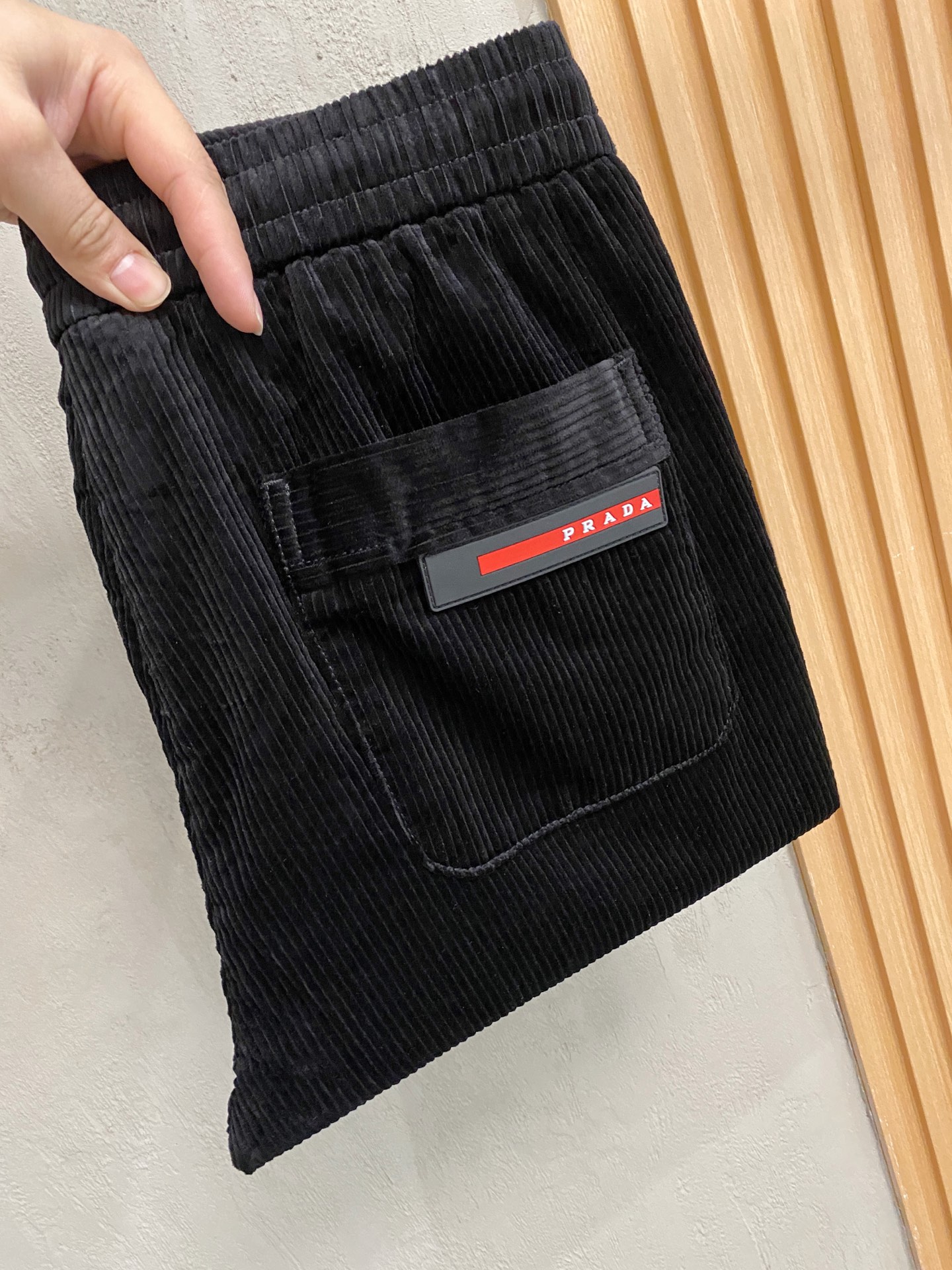 NO:537413,New autumn and winter style corduroy casual pants. Full of details. Show your casual business style. The back is decorated with heat sealed tape and chic Prada Linea Rossa latex logo badge, and the brand style is unobstructed. The elastic waist of the pants is equipped with drawstrings, and the entire hardware is made of original, with details in place. M-3XL., prada, alexander wang19860909秋冬新款 灯芯绒休闲裤.细节满满.一展休闲商务风范.背后饰以热封饰带和别致的Prada Linea Rossa乳胶徽标徽章,品牌格调一览无余.裤子弹力腰头配抽绳,全五金原版打造,细节到位.码数M-3XL.,,prada,alexander wang,Men's clothing