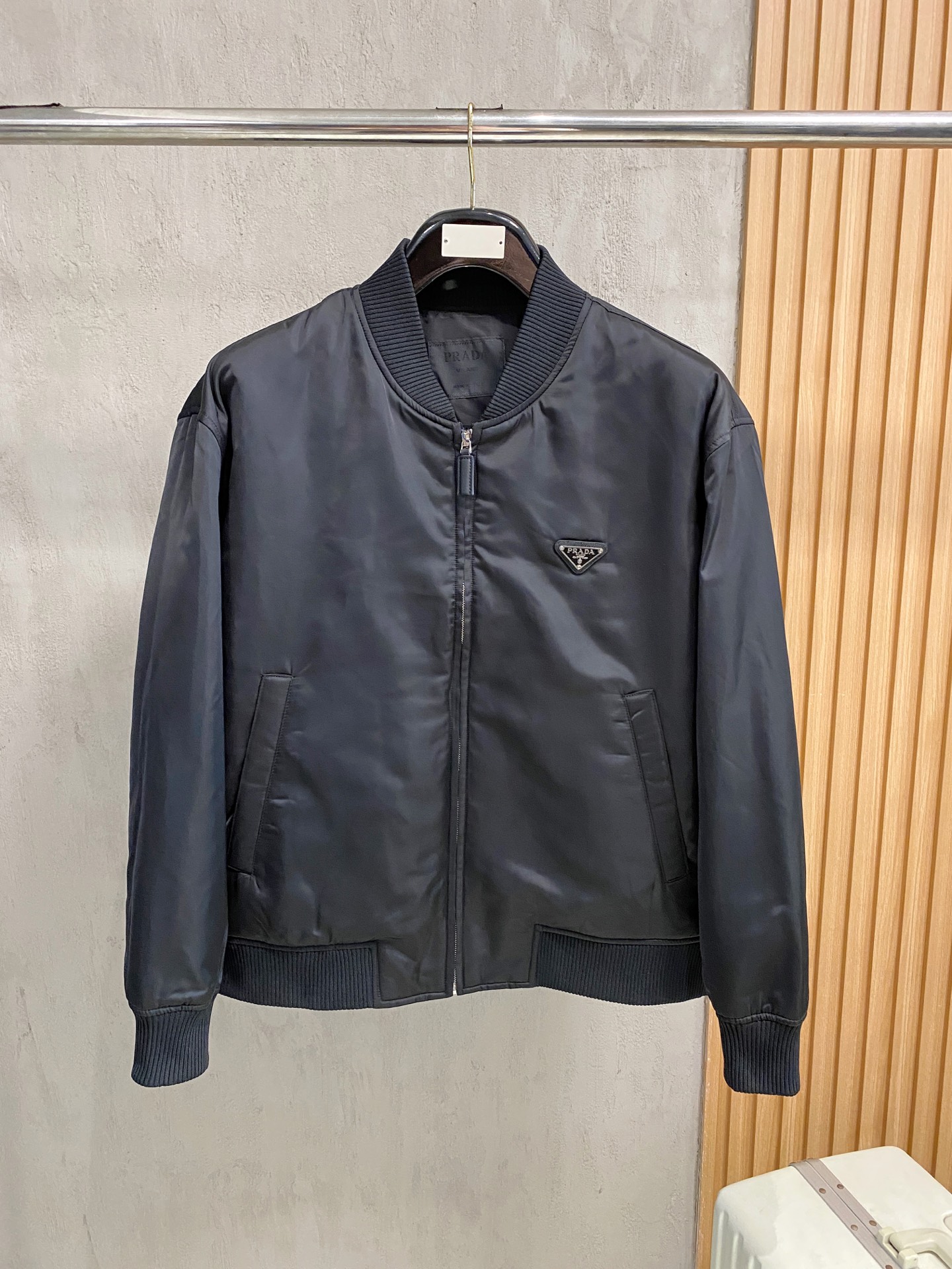 NO:537419,Pra jacket triangular logo casual baseball uniform jacket for men and women. Triangular logo retro college style baseball uniform jacket jacket!  A college-style baseball jacket with a unique brand style label is a must-have for everyone in all high street fashion. It has a strong sense of fashion and versatile performance. Anyone who is on the upper body is very handsome, interpreting the current trendy avant-garde dress style!  The chest is decorated with an enamel metal triangle logo. It is made of original custom-made cotton wool ring material. The fabric is high in number and has a strong sense of weight. The bottom is covered with a ring-shaped yarn ring. The needles are compact and fluffy, which can be a comfortable and breathable skin-fitting experience when wearing it!  The black ribbed splicing of the neckline, cuffs and hem enhances the visual layering. The strong retro academy atmosphere allows you to easily interpret the dynamic and fashionable look!  The details of the triangle sign on the front of the garment and chest are very exquisite!  The placket is decorated with a high-end logo luster, and the exquisite craftsmanship and auxiliary materials are enough to show the high-end texture!  Casual loose baseball uniform style cut, simple and versatile upper body, in short, this style is really not picky at all, and can be easily controlled by both men and women. S-2XL, prada, jackets & coats, jackets & coats, alexander wang19860909Pra 夹克外套三角标休闲棒球服夹克男女同款 三角渡光标识复古学院风棒球服夹克外套！极具品牌独特风格标签的一款学院风棒球夹克,各路高街潮人们人手必备,有着超强的时尚感与百搭性能,任谁上身都很帅气,演绎当下潮流感爆棚的前卫着装造型！ 胸前饰有珐琅金属三角形徽标牌 采用客供原版订织全棉毛圈材质制成,面料支数高、自重感十足,底部由环状纱圈覆盖的针织纹理,针凿密实蓬松,可在着身时舒爽透气的贴肤体验！ 领口、袖口和下摆黑色密织罗纹拼接,提升视觉上的层次感,浓浓的复古学院风气息,让你轻松演绎出活力无限的时尚造型！ 衣身胸前三角标识牌细节非常精致！ 门襟饰有logo光泽高级,精湛的工艺与辅料足以见得高级质感所在！ 休闲宽松的棒球服版型剪裁,上身简约百搭,总之这种款式真的完全不挑人,男女都能轻松驾驭 码数S-2XL,,prada,jackets & coats,jackets & coats,alexander wang,Men's clothing