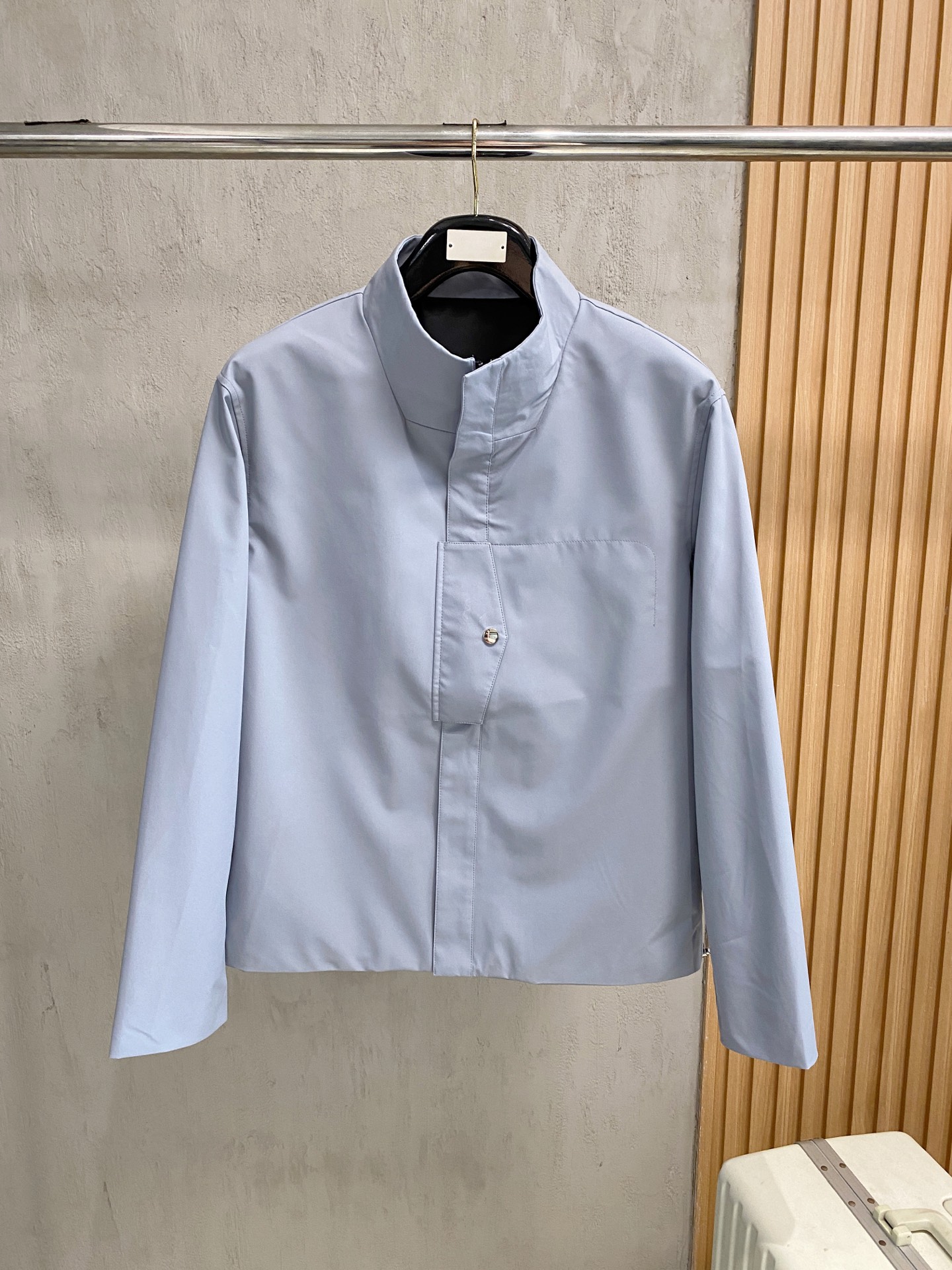 NO:537405,Zeg# 25 Spring and Summer Men's High-end Weaving/Trench Coat Series Jackets High-end Boutique Series, Men and Women's Same Style, Trading Company Channel Orders, Official Website Counter Series, Exclusive First-Open Classic Main Lines, The Most Popular Series Men and Women's Same Style, Classic Urban Casual Style, Versatile Simple Style, Couple Style Jackets!  It can be said to be a must-have for spring and summer. A brand new design style, subversive design, iconic brand pattern logo, new dustproof fabric, light waterproof, casual T-shirt, super fashionable upper body, especially easy to match, spring and summer concave style is naturally indispensable for such high-end configuration. Moreover, its dressing magic is very powerful, basically all types are easy to control, casual style configuration, without discomfort, the new style and tone are more outstanding, and the charm of the outfit is naturally more advanced, more outstanding, more outstanding, but it does not lose temperature. Whether it is for external or internal, I believe this style is the perfect choice!  !  !  Color black blue Number of code M L XL 2XL 3XL,,jackets & coats,tees,t-shirt,alexander wang19860909Zeg# 25春夏 男装高端梭织/风衣 系列外套 高端精品系列,男女同款,贸易公司渠道订单,官网专柜在售系列,业内独家首发经典主线里最抢手最火爆的系列男女同款,经典都市休闲风尚,百搭简约范,情侣款外套！可以说是春夏季必备款了 全新设计风格,颠覆认知的设计,标志性品牌图案标识,全新防尘面料,轻度防水,随便搭件T恤,上身超时髦,特别的便于搭配,春夏季凹造型自然是少不了这样的高档配置 并且它的穿搭魔力十分之强大,基本上各种类型都是轻而易举的驾驭,休闲的版型配置,不会不适感,全新风格以及调性更加的出色更加的出众,穿搭的魅力自然也更加的高级,更加的出彩更加的显帅,但是又不失温度,无论是外穿还是内搭,我相信此款都是完美之选！！！ 颜色黑色 蓝色 码数M L XL 2XL 3XL,,jackets & coats,tees，t-shirt,alexander wang,Men's clothing