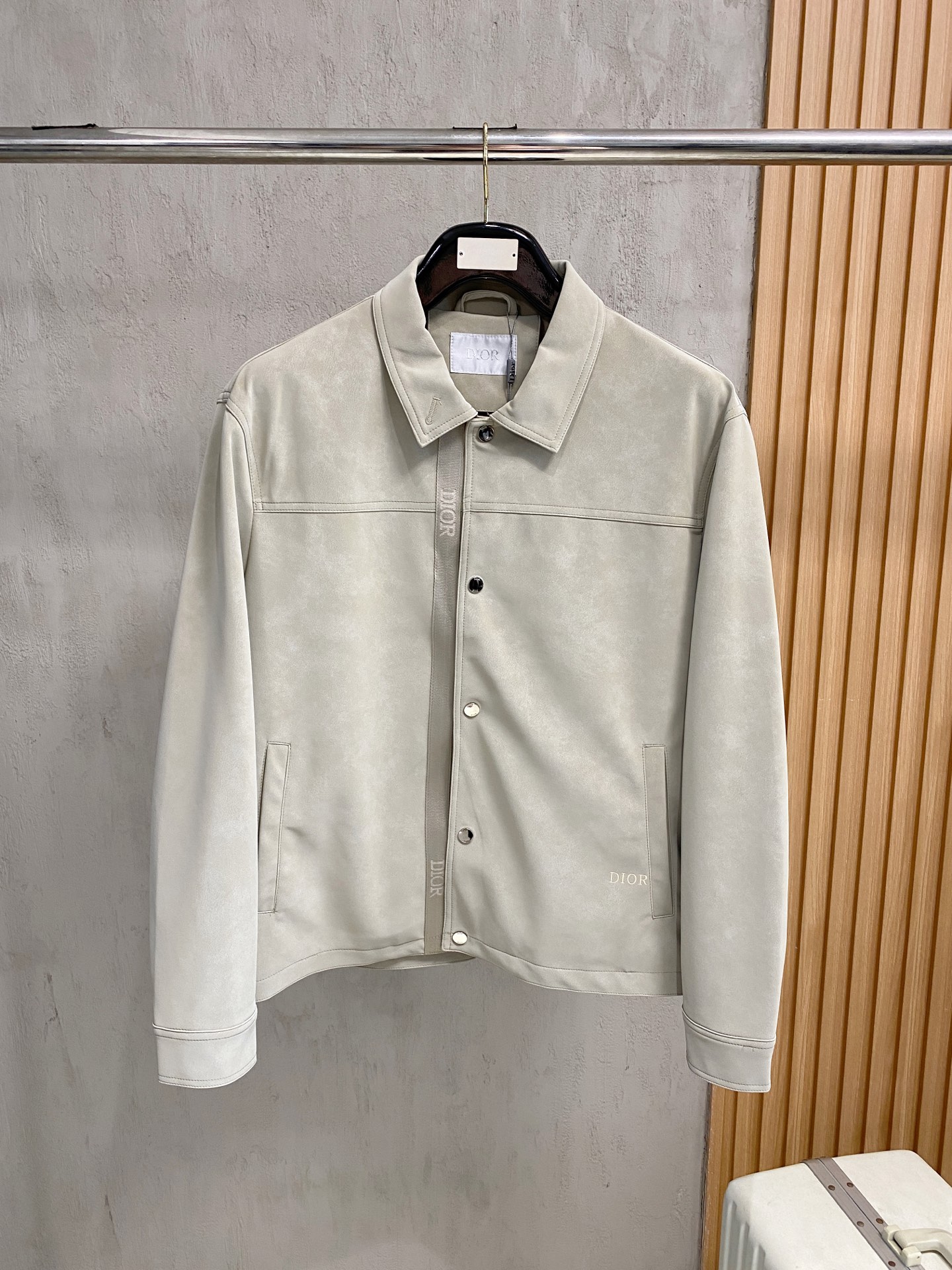 NO:537407,25 new CD letter embossed suede jacket, men's high-end urban style lapel jacket. The channel of private nature is coming again, platinum-grade tasting things. CD family hot elements portray, smooth and delicate suede fabric, lined with dark patterns, jacquard letter logo, a wonderful item with an excellent temperament!  A god-level item that makes all tops look eclipsed!  When I encounter such an excellent product, I am willing to call it the strongest!  The style of this shirt jacket is very distinctive and unique, with lettering webbing details, engraved metal snap buckles, and the lining is designed with dark-patterned jacquard letter patterns, highlighting the fashionable atmosphere, emphasizing the classic soul texture, highlighting the beauty of luxury and fashion. This style really has a natural high street beauty, meeting all your outfit needs, allowing you to look down at the whole world with trends!  The smooth and delicate suede fabric is crisp and comfortable, with soft texture. The simple lines are easy to wear with decent and elegant texture. The suede texture has a retro feel and a strong autumn and winter atmosphere. The rich but not ostentatious easily shows the affinity and high-end sense of clothing. Heavy texture, exquisite details, loose and stylish, full of silhouette and layering. The style is excellent, the upper body effect is unparalleled, and it is destined to be an excellent styling item that goes out, with a high return rate. Size S-2XL Color apricot blue,,dior, jackets & coats, jackets & coats,chamois leather,alexander wang1986090925新款CD字母压纹图案麂皮绒夹克 男士高端都市风尚翻领外套.私密性质的渠道货再次来临,白金级品鉴心水之物.CD家族热元素刻画,顺滑细腻的麂皮绒面料,内衬暗纹提花字母标识,一款气质绝伦的妙曼单品！让所有上衣都黯然失色的神级单品！ 遇到一款如此的绝佳产物,我愿意称之其为最强！此款衬衣夹克的风格十分之鲜明独特,字母织带细节,刻字金属按扣开合,内衬采用暗纹提花字母图案设计,彰显时髦气息,着重强调经典的灵魂质感,凸显奢华时尚之美.此款真的有着浑然天成的高街美感,满足你的一切穿搭所需,让你用潮流俯视整个世界！ 顺滑细腻的麂皮绒面料,挺括舒适,质地柔软,简洁的线条廓形容易穿出得体优雅的质感,麂皮绒质地具有复古感和浓浓秋冬气息的颜色,浓郁却不张扬的轻松就展现出了服装的亲和力和高级感.重磅质感,细节精致感十足,宽松有范,廓形、层次感十足.版型绝佳,上身效果无与伦比,注定属于出街的优秀造型单品,回头率爆表. 尺码S-2XL 颜色杏色 蓝色,,dior,jackets & coats,jackets & coats,chamois leather,alexander wang,Men's clothing