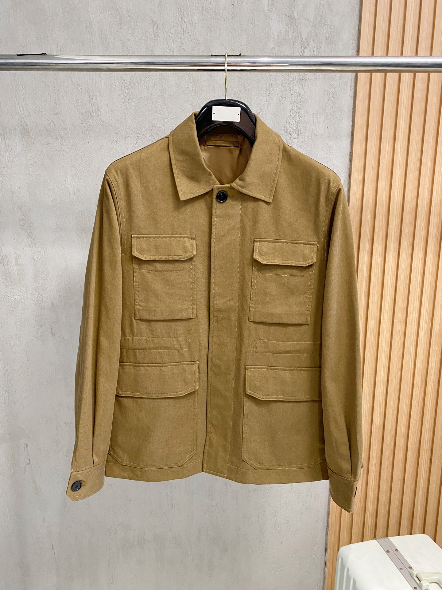 NO:537409,Luxury classic!  Brioni Tencel Cotton Blender Multi-Pocket Lapel Waist Drawstring Shirt-style Hunting Jacket Jacket!  A style that never ends can be worn all the time, always classic and timeless. A hunting jacket that reveals elegance and practical work style can be worn on any occasion. A man who can wear it will never be just a face. The focus of this style is fabric and style!  The use of Tennis blended cotton has both the cotton-like feeling and the luster and high-end feeling of Tennis. The plain double-layer weaving process has a solid fabric surface and a slight waterproof performance. Secondly, in our control of color, the fabric is fixed and dyed, and the color achieved by repeated adjustments. This color is very unique. It can be worn with formal clothes, suitable for business and socializing, and also suitable for work clothes. Become a simple and fashionable street person. Secondly, the control of the style, the appropriate slightly loose silhouette is not more than, which is very consistent with the current pursuit of comfort and aesthetics. The overall upper body of the clothes is very broad and stylish!  Article number 246769490 Online price control platform shall not be less than 699 Fabric composition 60 day wire 40 cotton Lining 52 polyester fiber 48 viscose fiber fitting color tea brown green Size M-3XL,,jackets & coats,jackets & coats,shirts,alexander wang19860909重奢经典！Brioni天丝纯棉混纺多口袋翻领腰部抽绳衬衫式猎装夹克外套！永不落幕的款式 可以一直穿,一直经典,不过时 一件野性之中透露优雅兼具实用工装类型的猎装式夹克外套 可以搭配任何场合,会穿的男人,永远不止于一副面孔 这个款的重点是面料和版型！ 采用天丝混纺棉,既有棉的棉感,又有天丝的光泽和高级感 平纹的双层梭织工艺,布面结实,有轻微的防水性能 其次我们对颜色的把控上,面料是定织定染的,反复调整才达到的这个色泽 这个颜色很独特,可以搭配正装穿着适合商务应酬,也适合搭配工装类型穿着 成为街头简单潮人 其次是版型的把控,适量的微宽松廓形,不多于,很符合当下对舒适已经审美的追求 衣服上身整体很挺阔有型！ 货号246769490 控价线上公开平台不得低于699 面料成分60天丝40棉 里料52聚酯纤维48粘纤 版型合身 颜色茶褐绿 尺码M-3XL,,jackets & coats,jackets & coats,shirts,alexander wang,Men's clothing