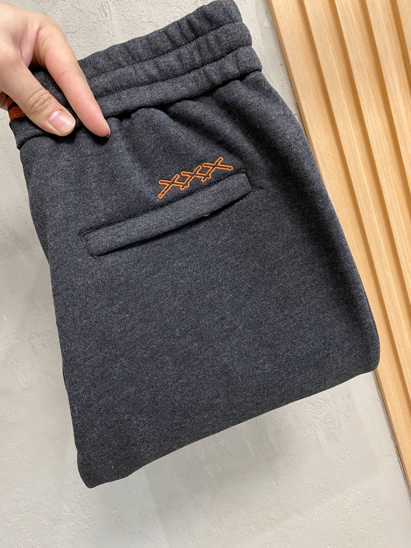 NO:537428,Z wool pants, new men's straight-leg sweatpants for autumn and winter, cashmere wool blend fabric, three-standard, elastic waist drawstring, two-sided pocket design, integrated cutting, neat car line, impeccable details (the essential items in the market are absolutely the highest version of the market) classic and versatile, and the upper body has a sense of slackness, comfortable and breathable, warm and reflect high-end texture and full-quality orders. Number M-3XL.,,alexander wang19860909Z 羊毛裤 秋冬新款男士直筒运动裤,羊绒羊毛混纺面料、三标齐、松紧腰抽绳、两侧口袋设计,合体的裁剪、车线工整、细节无可挑剔（人手必备单品绝对市场最高版本）经典百搭 同时上身有总随意的松弛感,舒适透气 保暖的同时体现高档质感、全品相的订单 码数M-3XL.,,alexander wang,Men's clothing