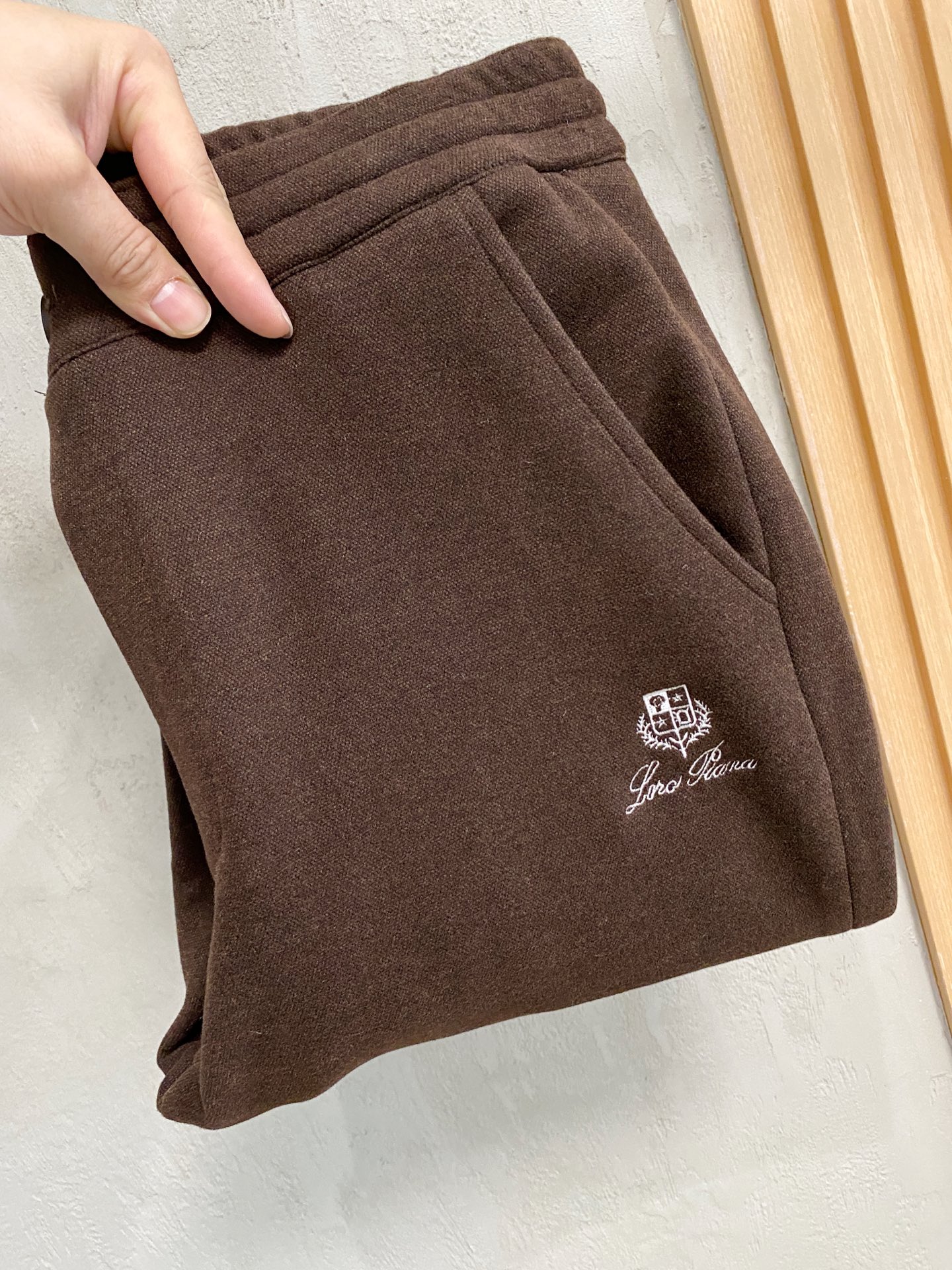 NO:537433,New autumn and winter products Wool pants LP Noyou Pianya New autumn and winter men's straight sports pants, cashmere wool blend fabric, three-standard, elastic waist drawstring, two-sided pocket design, integrated cutting, neat car line, impeccable details (must-have items, absolutely the highest version in the market) Classic and versatile At the same time, the upper body has a sense of slackness, comfortable and breathable, warm while reflecting high-end texture and full-quality orders. Number M-3XL, loro piano, alexander wang19860909秋冬新品 羊毛裤 LP 诺悠翩雅 秋冬新款男士直筒运动裤,羊绒羊毛混纺面料、三标齐、松紧腰抽绳、两侧口袋设计,合体的裁剪、车线工整、细节无可挑剔（人手必备单品 绝对市场最高版本）经典百搭 同时上身有总随意的松弛感,舒适透气 保暖的同时体现高档质感、全品相的订单 码数M-3XL,,loro piana,alexander wang,Men's clothing