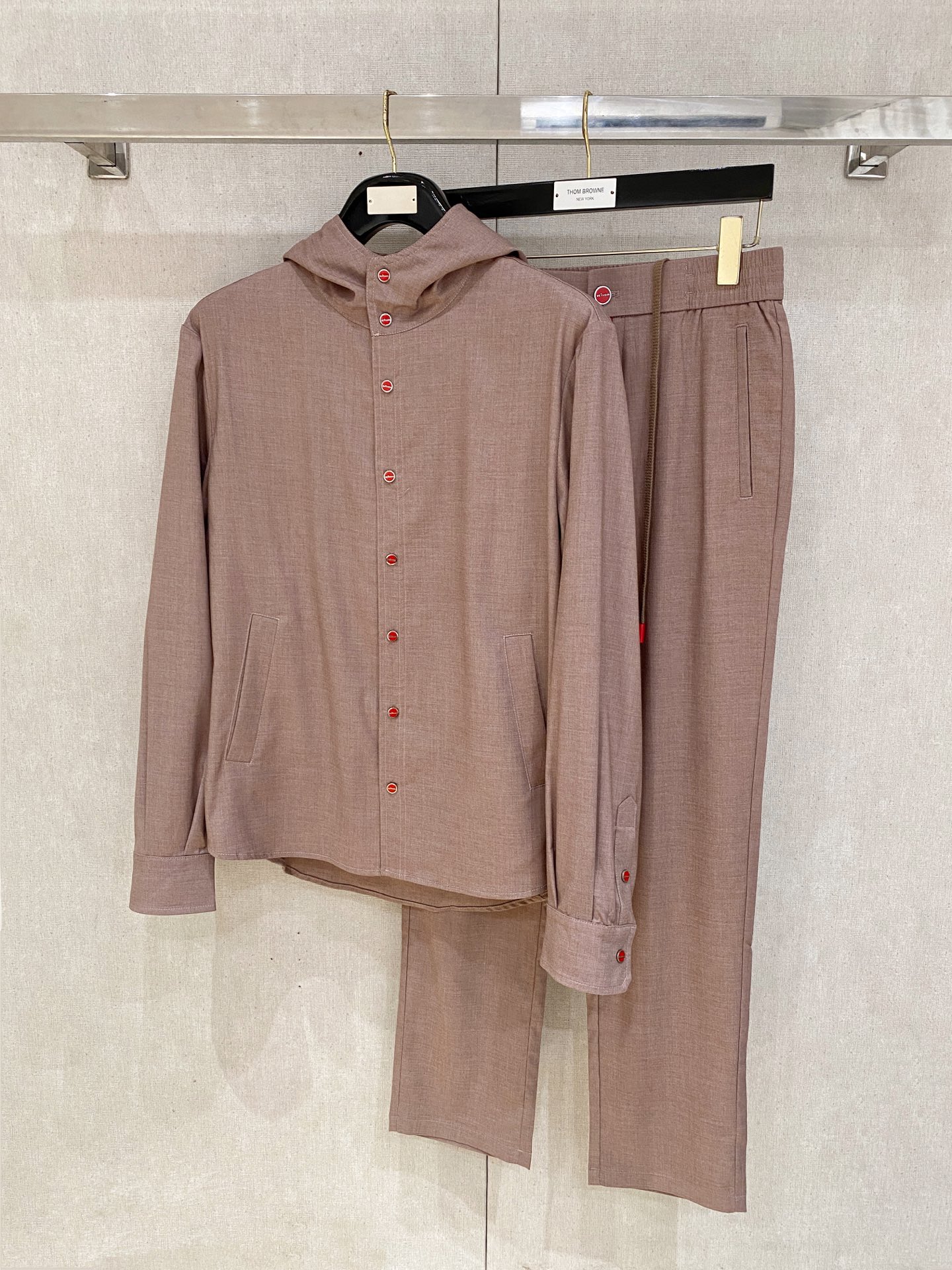 NO:546102,Clothes, pants, top quality>Office official website is available simultaneously! All accessories are customized for original products, and the trading company's genuine product orders. High-end custom imported fabrics are extracted from natural plant fibers. They are thinner than ordinary cotton fabrics. They feel soft and comfortable to wear. They are not easy to irritate the skin. The fabric is hygroscopic and breathable. Size: s-2xl,,alexander wang19860909衣服 裤子 顶级品质>专柜官网同步发售！辅料全部原版定制出品,贸易公司真品订单.高级定制进口面料,以天然植物纖維提炼出来,比一般棉织物轻薄 手感柔软,穿着舒适 完全不易有刺激皮肤 面料吸湿性、透气性良好 尺码: s-2xl,,alexander wang,Men's clothing