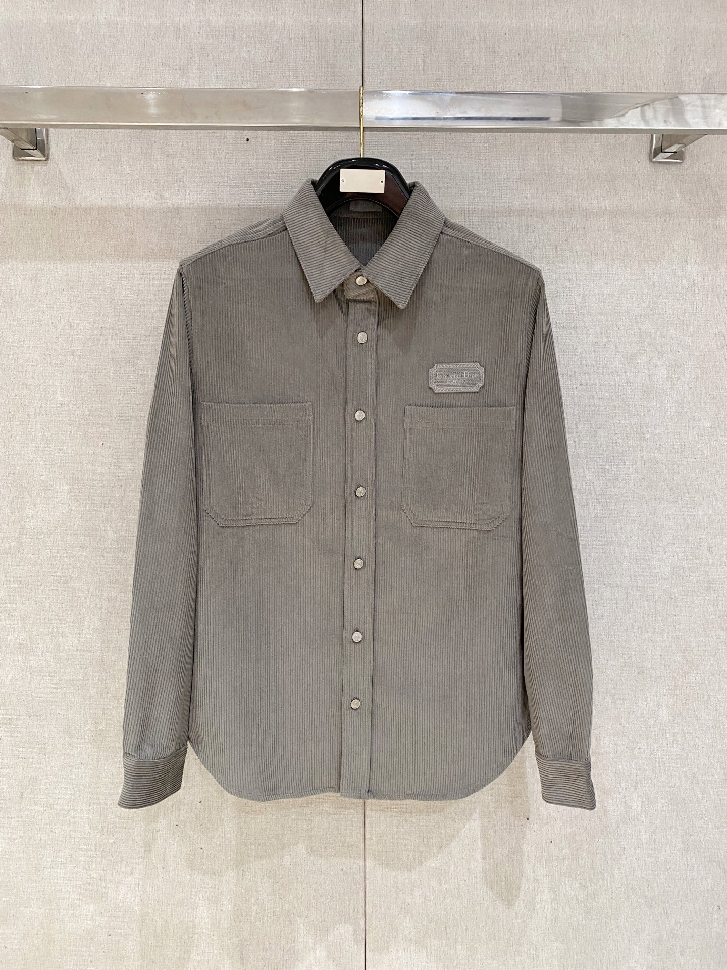 NO:546142,Top quality>Office official website is released simultaneously! All accessories are customized for original products, and the trading company's genuine products are ordered. High-end custom imported fabrics are extracted from natural plant fibers. They are thinner than ordinary cotton fabrics. They feel soft and comfortable to wear. They are not easy to irritate the skin. The fabric is hygroscopic and breathable. Size: 39-42,,alexander wang19860909顶级品质>专柜官网同步发售！辅料全部原版定制出品,贸易公司真品订单.高级定制进口面料,以天然植物纖維提炼出来,比一般棉织物轻薄 手感柔软,穿着舒适 完全不易有刺激皮肤 面料吸湿性、透气性良好 尺码: 39-42,,alexander wang,Men's clothing