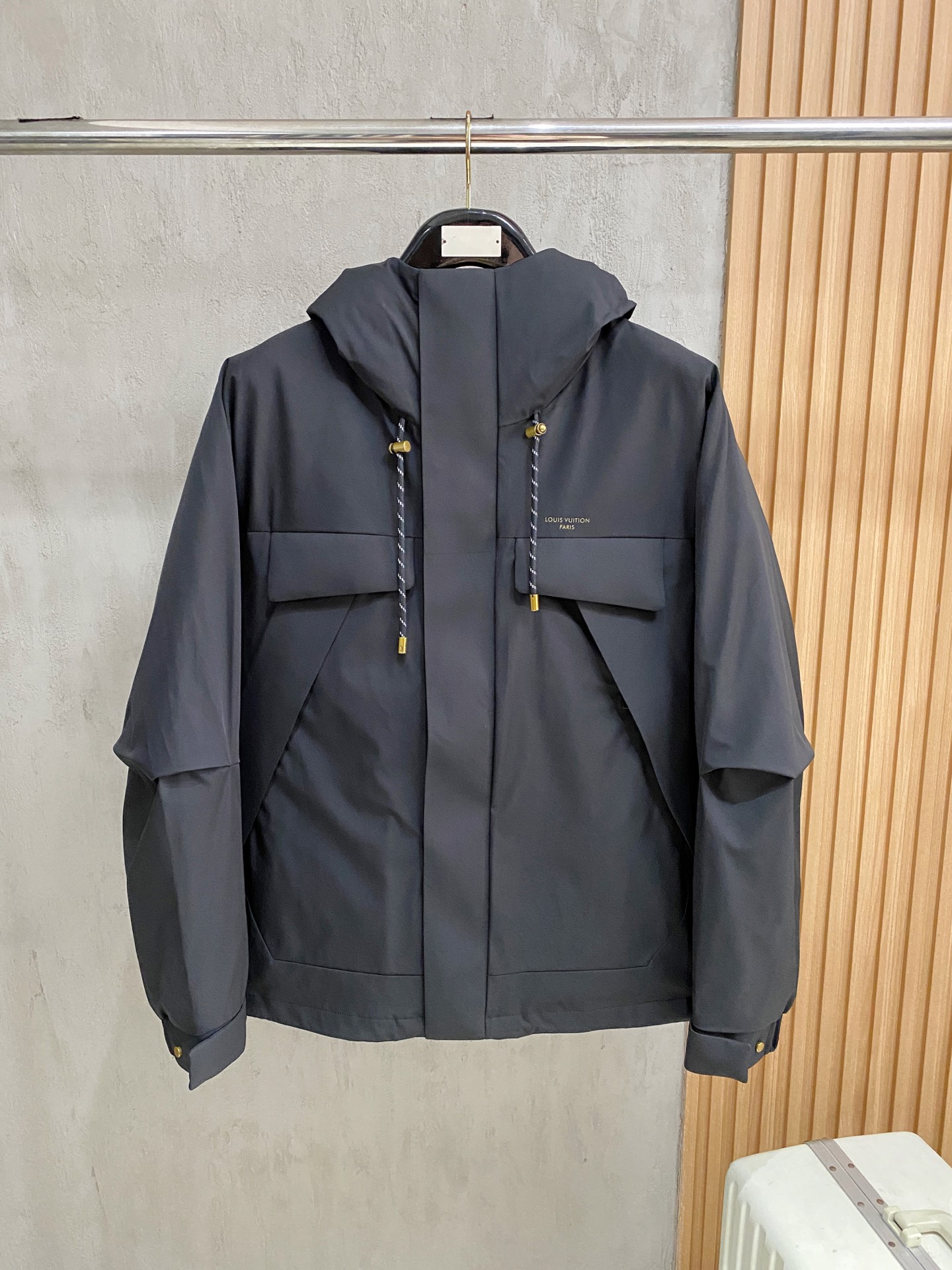 NO:544759,.Louis Vuitton Lvjia# 25 Autumn and Winter fashionable hooded down jacket, filled with 100g-90 white duck down, light and stylish, not bloated on the upper body, quite typical Italian style fashion, trading company channel premium product  The fabric selection and craftsmanship are very sophisticated, which is in line with the brand's century-old aesthetic tone. It is low-key and luxurious, elegant and noble. Every detail is a testament to the brand's own high-end sense. The whole body interprets the Italian minimalist, capable and outdoor functional style. It is both elegant and harmonious, and the upper body is full of shape. It is a treasure-level functional equipment that combines fashion sense and design sense. It creates a unique style item, improved pilot style design, classic and fashionable design, retro and age-reducing but very fashionable!  Fabrics imported from Italy. The texture is as delicate as baby skin. It has superior stiffness, is quite elegant and fashionable!  The color is light and versatile, the cut is smart and neat, the upper body instantly highlights the spirit, the style is full, and it can easily control various body types. It is a jacket that perfectly combines business commuting and outdoor leisure. It is a piece of equipment with extremely high wearability and attendance rate!  Color Black Size M L XL 2XL 3XL,,louis vuitton,louis vuitton,louis vuitton,jackets & coats,jackets & coats,down jacket,hats,alexander wang19860909.Louis Vuitton 驴家# 25秋冬时尚连帽夹克羽绒 内冲100g-90白鸭绒,轻薄有型,上身不臃肿,颇具意大利典型风格的时装,贸易公司渠道臻品 在面料选取和工艺方面都相当考究,极符合该品牌百年美学基调,低调且奢华,优雅且高贵,每一个细节都在力证品牌自身的高级感,通体将意式的极简、干练和户外功能性风格极致诠释,亦庄亦谐,上身型款十足,集时装感与设计感的一款宝藏级功能型装备,塑造出别具一格的造型单品,改良式的飞行员造型设计,经典又时尚设计,复古减龄又非常时髦！ 意大利客供进口面料.质感如婴儿皮肤一样细腻.挺括性优越,颇为优雅且时髦！配色轻熟百搭,版型剪裁干练利落,上身瞬间凸显出精神感,型款十足,轻松驾驭各种身型,商务通勤与户外休闲完美兼备的一款外套,属于实穿性出勤率极高的一款装备！ 颜色黑色 码数M L XL 2XL 3XL,,louis vuitton,louis vuitton,louis vuitton,jackets & coats,jackets & coats,down jacket,hats,alexander wang,Men's clothing