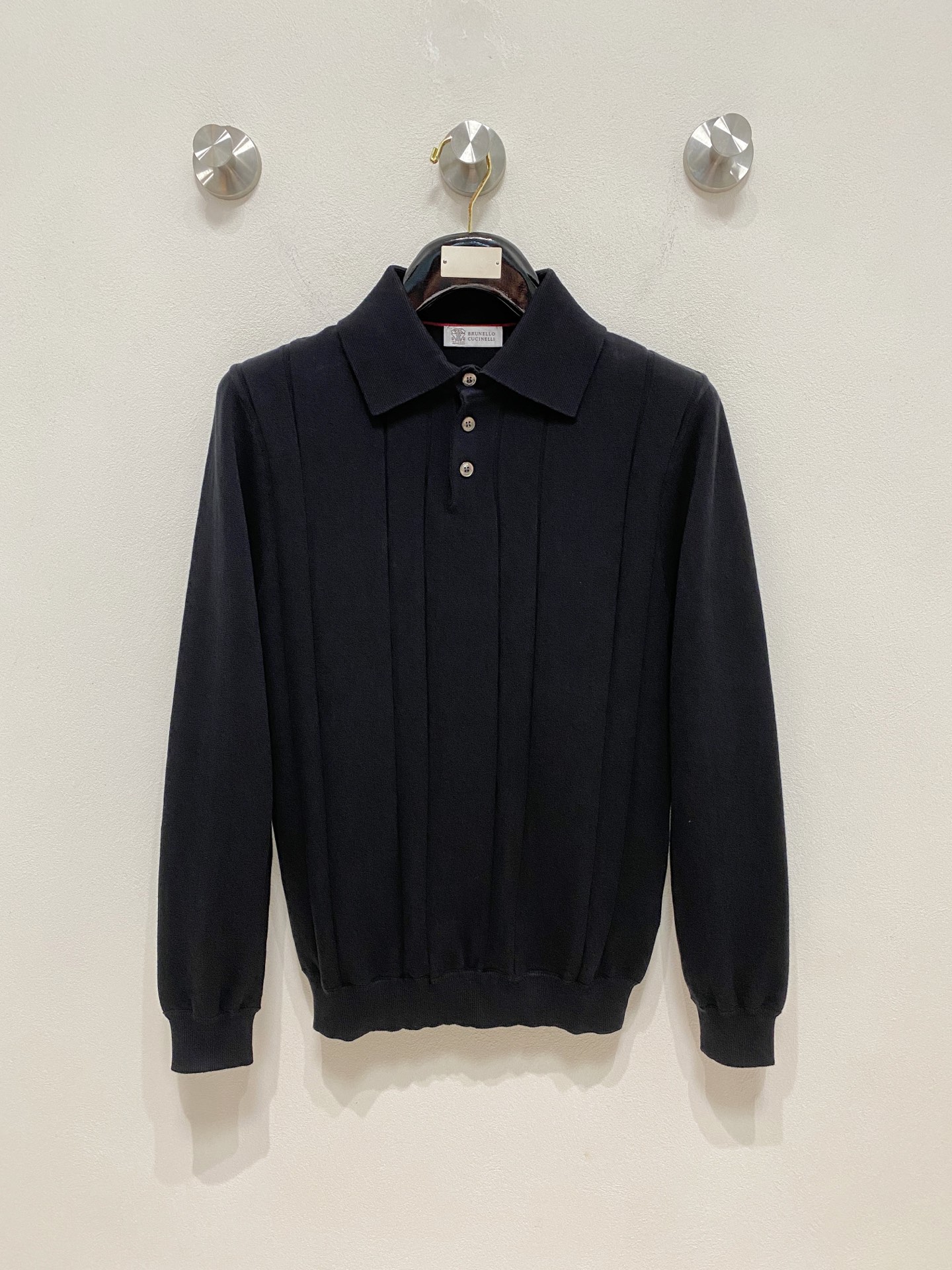 NO:537952,Brunello Cuc***lli BC lapel sweater, old-fashioned style classic lapel sweater, high-end slack feeling to wear into daily life. Selected high-quality cotton, delicate fibers as clouds, soft and skin-friendly. The tight but not heavy knitting method makes the sweater have a crisp shape and retain the airy feeling of wool. It will not deform after wearing for a long time, and its ability to resist pilling is online. The neat small lapel weakens the business sense of traditional Polo, and adds a bit of Italian laziness. When wearing it alone, modify the neck lines, layer the shirt/high neck, instantly creating a layered sense of intellectual outfit. Custom shell buttons and clear brand logos can be easily controlled whether it is a business trip or a casual party, showing the unique ability and charm of men!  Code number M-3XL, brunello cucinelli,sweaters,shirts,alexander wang19860909Brunello Cuc***lli BC 翻领毛衣,老钱风穿搭 经典翻领针织衫 ,高级松弛感穿成日常. 精选优质棉,纤维细腻如云朵,贴身穿软糯亲肤.针织工艺紧密却不厚重的织法,让毛衣既有挺括的型,又保留羊毛的空气感,久穿不变形,抗起球能力在线.利落小翻领,弱化传统 Polo 的商务感,多了几分意式慵懒. 单穿时修饰颈部线条,叠穿衬衫/高领,瞬间营造知识分子穿搭的层次感. 定制贝壳纽扣,刻字清晰的品牌标识,无论是商务出行还是休闲聚会,都能轻松驾驭,展现出男士独有的干练与魅力！ 码数M-3XL,,brunello cucinelli,sweaters,shirts,alexander wang,Men's clothing